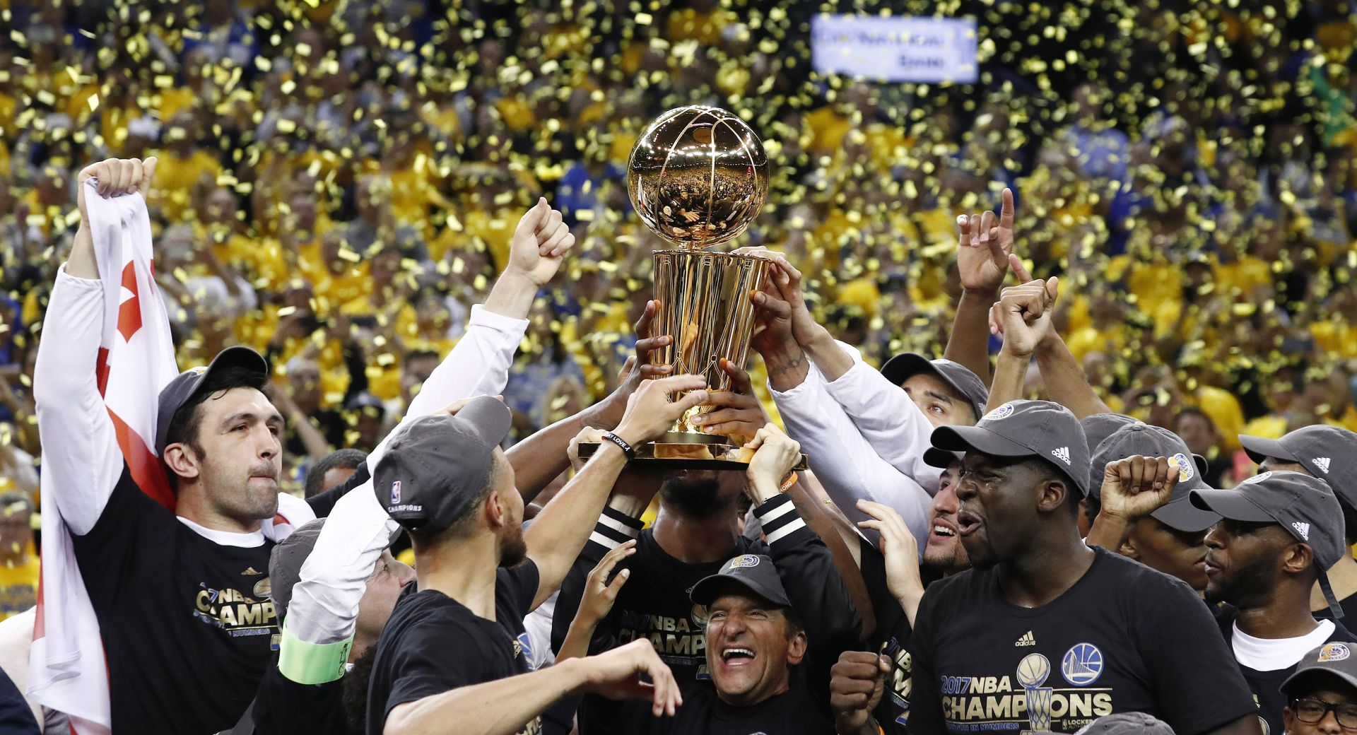 epa06025354 Golden State Warriors team celebrates with the Larry O'Brien NBA Championship Trophy after winning the NBA Finals against the Cleveland Cavaliers in game five of the NBA Finals basketball game at Oracle Arena in Oakland, California, USA, 12 June 2017.  EPA/LARRY W. SMITH
