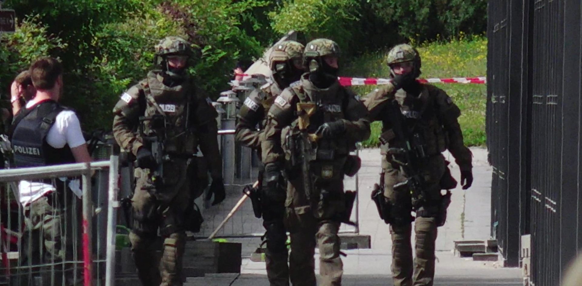 epa06025521 Armed German policemen secure the scene of a shooting at the Unterfoehring subway station in Munich, Germany 13 June 2017. According to reports, during a morning police check at the station a suspect took a police officer's pistol and then shot her, also injuring others at the scene. According to police information, it is probably not a terrorist attack.  EPA/MARC MUELLER