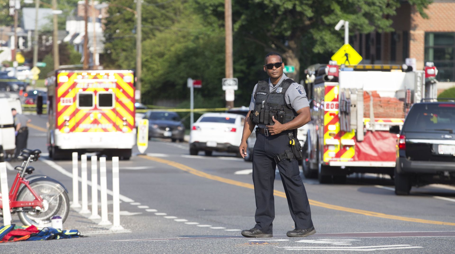 epa06027752 Police close a street near the scene of a shooting in Alexandria, Virginia, USA, 14 June 2017. Republican Representative Steve Scalise and two Capitol police officers have been shot shot at a congressional baseball game practice session, according to media reports.  EPA/MICHAEL REYNOLDS