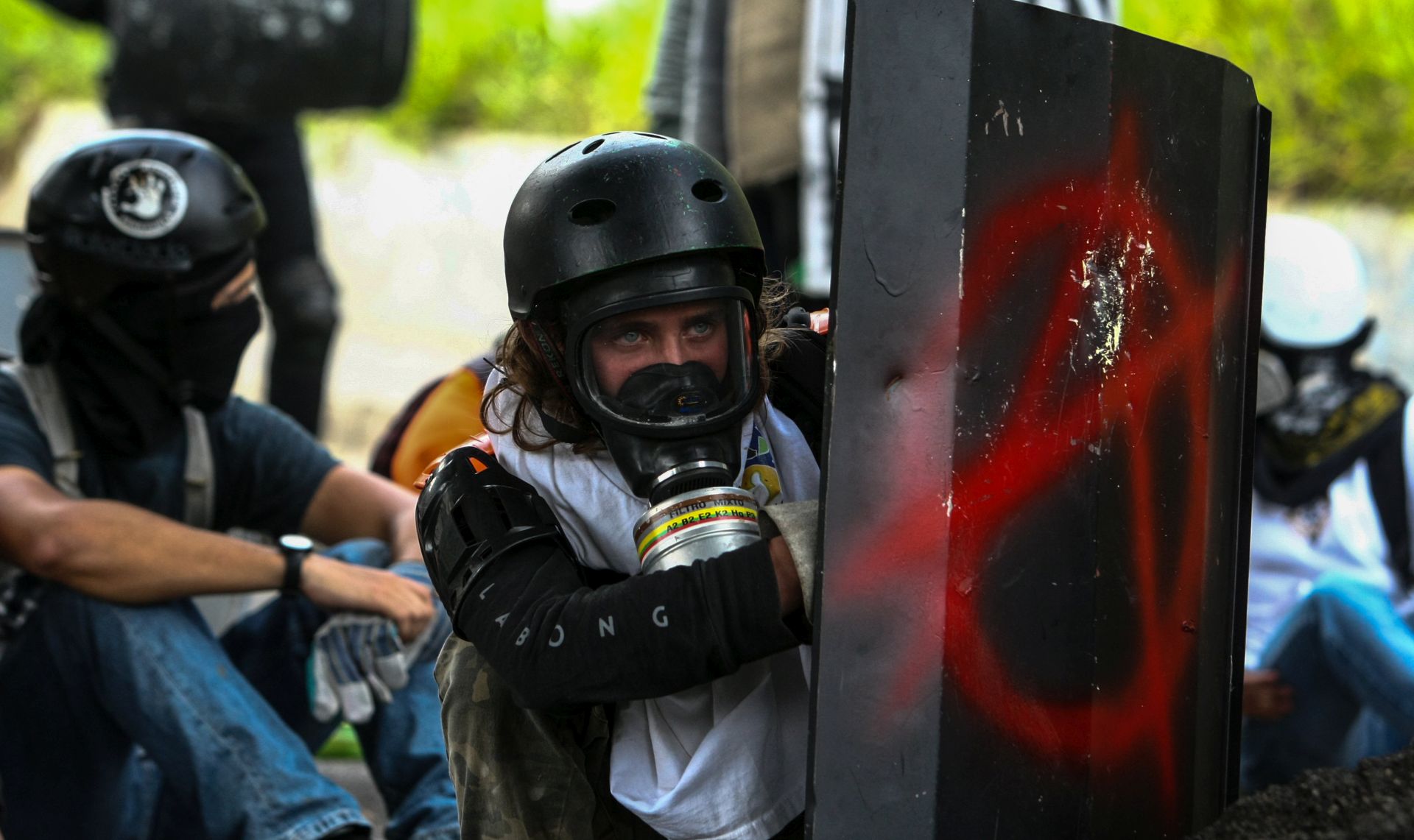 epa06028727 Opposition protesters face the Bolivarian National Guard (GNB) during a demonstration in Caracas, Venezuela, 14 June 2017. An opposition rally was broken up in Altamira, Caracas after some shots were reportedly fired in the area of the protest.  EPA/CRISTIAN HERNANDEZ