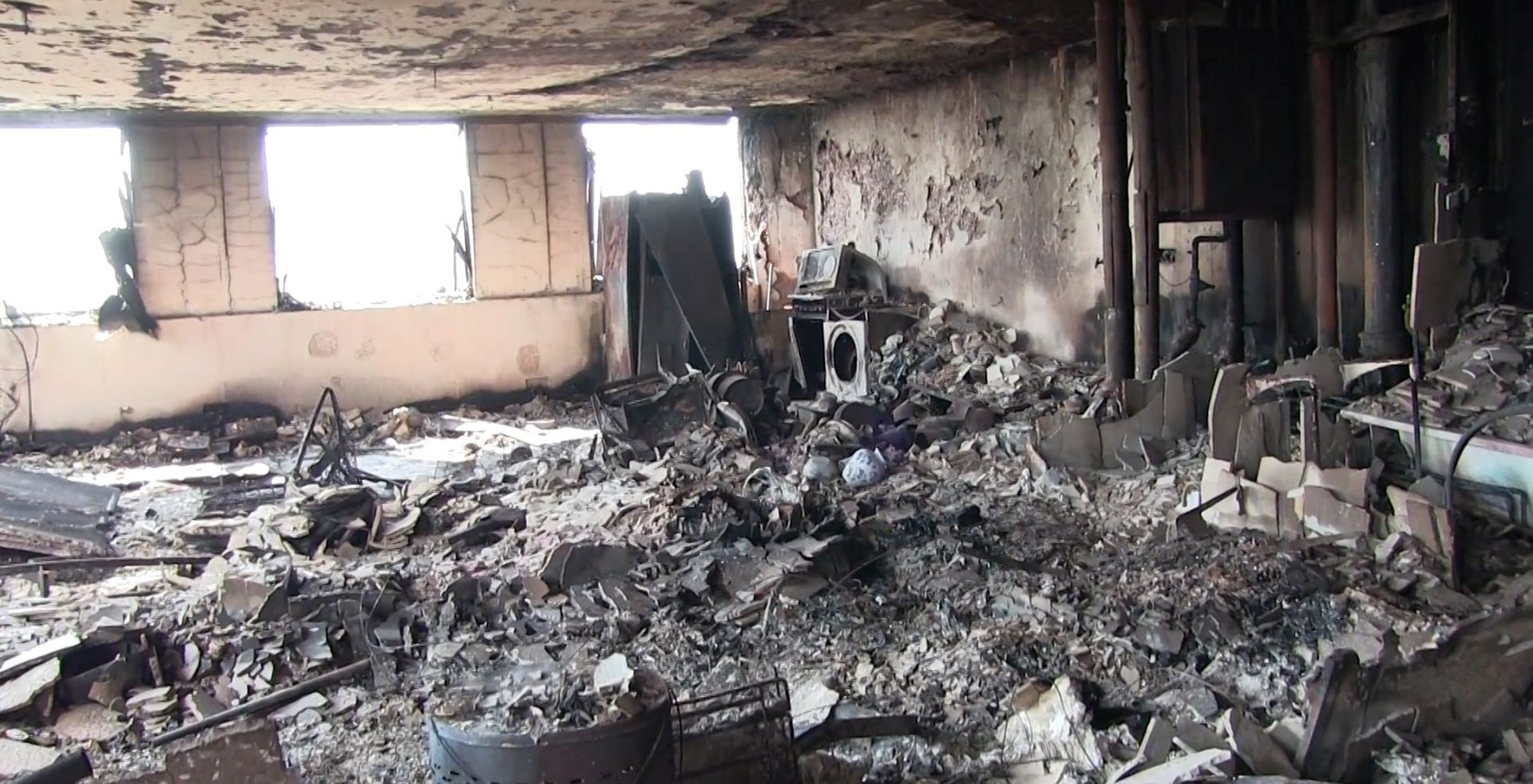 epa06036327 An undated handout video grab made available by Britain's London Metropolitan Police Service (MPS) on 18 June 2017 shows a view on a burned flat inside the Grenfell Tower, a 24-storey apartment block in North Kensington, West London, Britain. Police investigates the fire at the Grenfell Tower that broke out on 14 June 2017. At least 58 people are now missing and presumed dead in the Grenfell Tower disaster, police have said. This latest figure includes the 30 already confirmed to have died in the fire.The cause of the fire is yet not known.  EPA/LONDON METROPOLITAN POLICE / HANDOUT  HANDOUT EDITORIAL USE ONLY/NO SALES