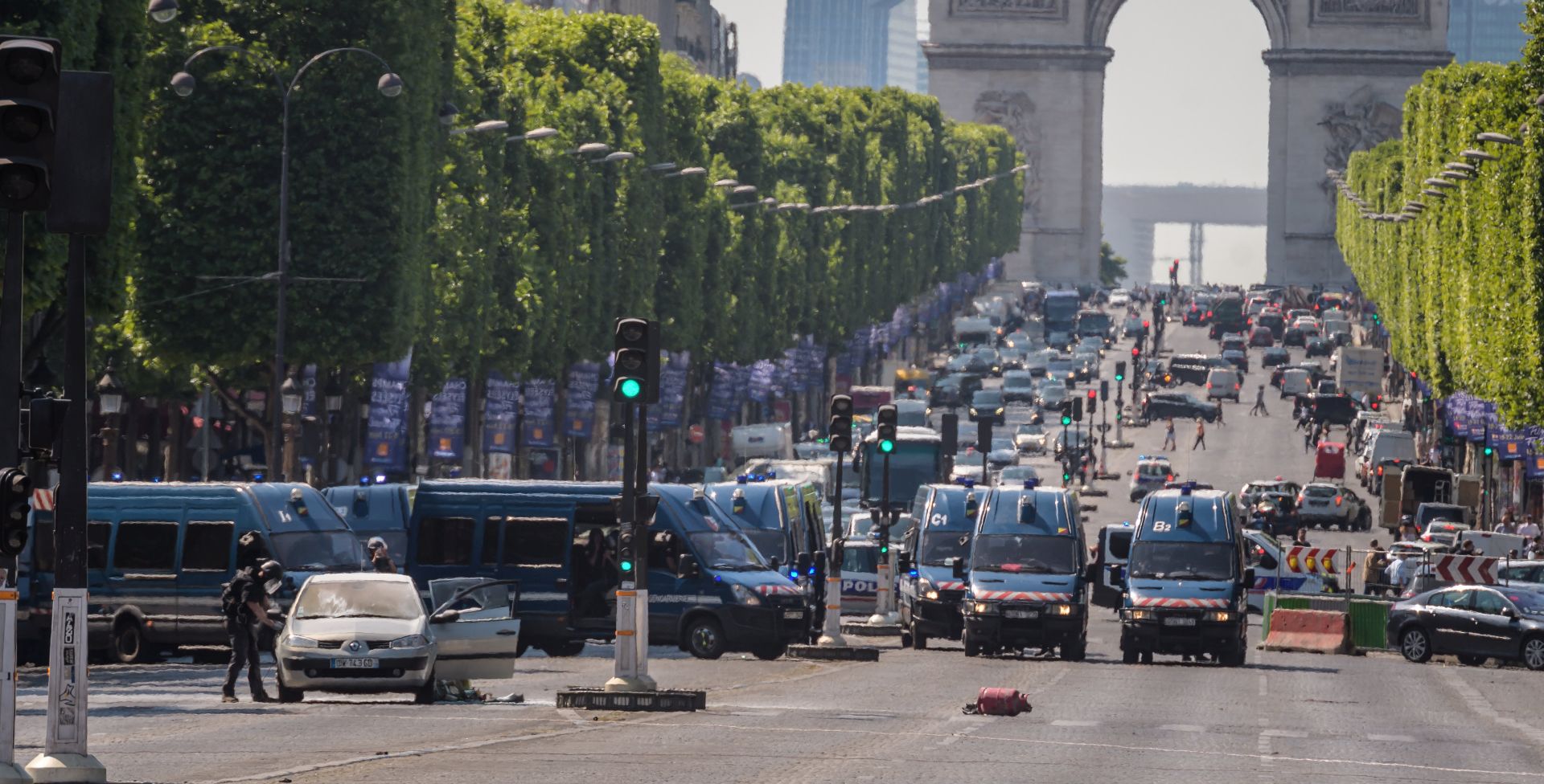 epa06037441 A police operation is under way on the Champs Elysees avenue after a car collided a with a police vehicle in Paris, France, 19 June 2017. According to latest reports, the driver allegedly drove to the police vehicle intentionally.  EPA/CHRISTOPHE PETIT TESSON