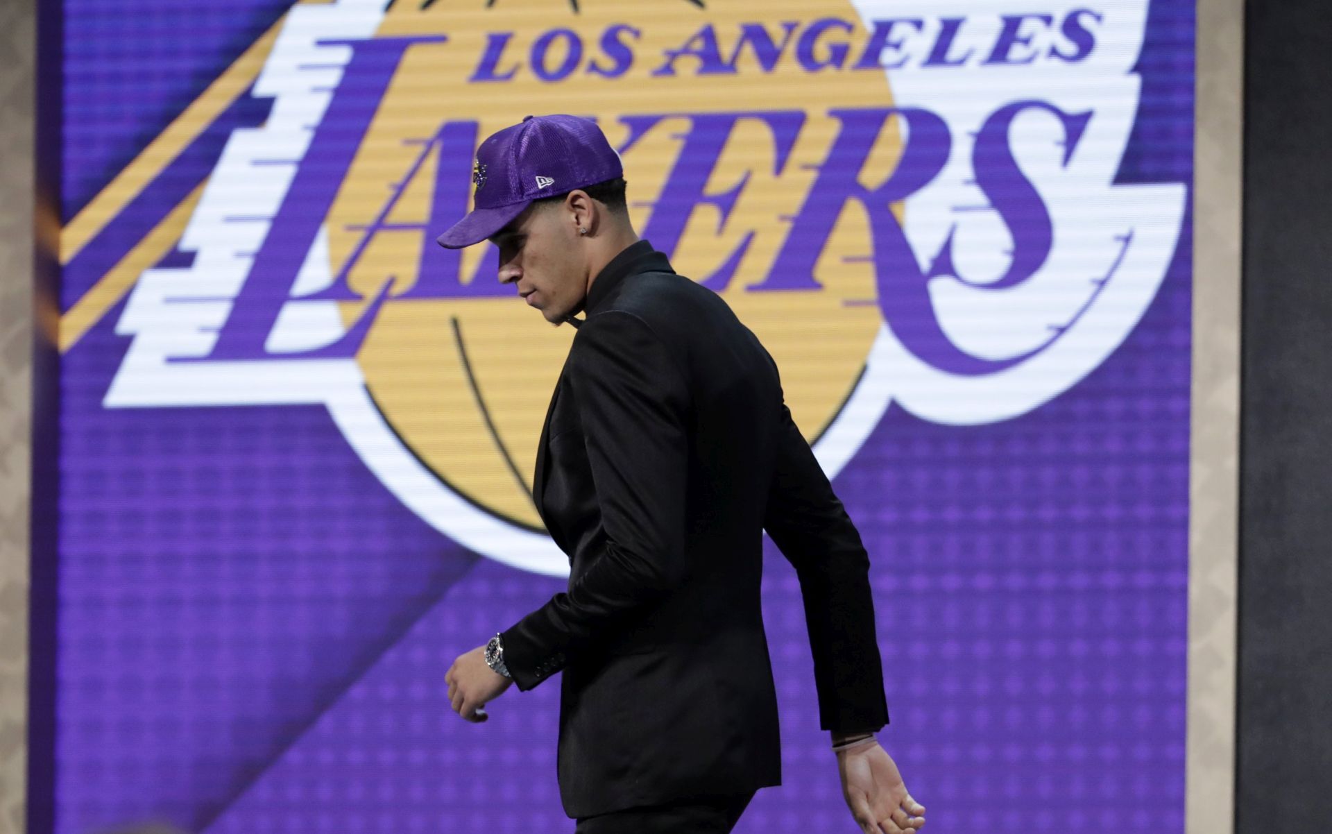 epa06044611 Lonzo Ball walks off the stage after he was picked number two by the Los Angeles Lakers in the first round of the 2017 NBA draft  at the Barclays Center in Brooklyn, New York, USA, 22 June 2017.  EPA/JASON SZENES