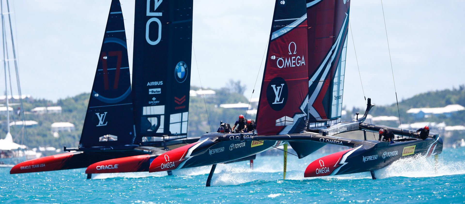 epa06050189 Oracle Team USA competes against Emirates Team New Zealand (R) during the seventh race of the America's Cup in the Great Sound, Bermuda, 25 June 2017. Emirates Team New Zealand is challenging the defender, Oracle Team USA, to take home the 35th America's Cup.  EPA/CJ GUNTHER