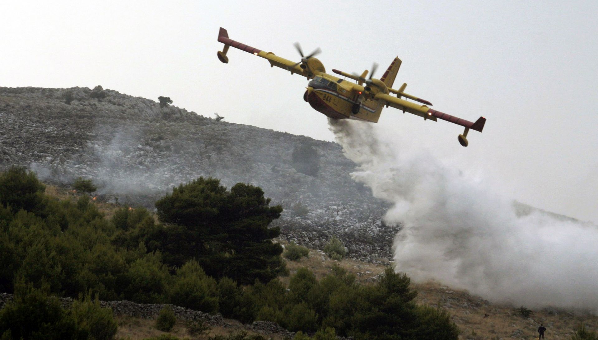 MORH Kanader na požarištu kod Solina, airtractor sanirao požar u Lećevici