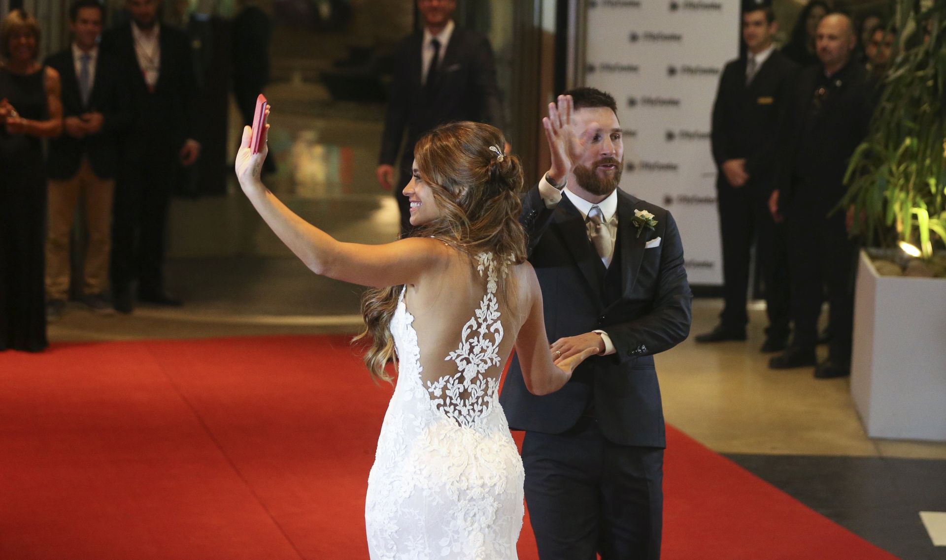 epa06058970 Argentinian soccer player Lionel Messi (L) and his wife Antonella Roccuzzo (R), wave to photographers after their wedding in Rosario, Santa Fe, Argentina, 30 June 2017.  EPA/David Fernandez