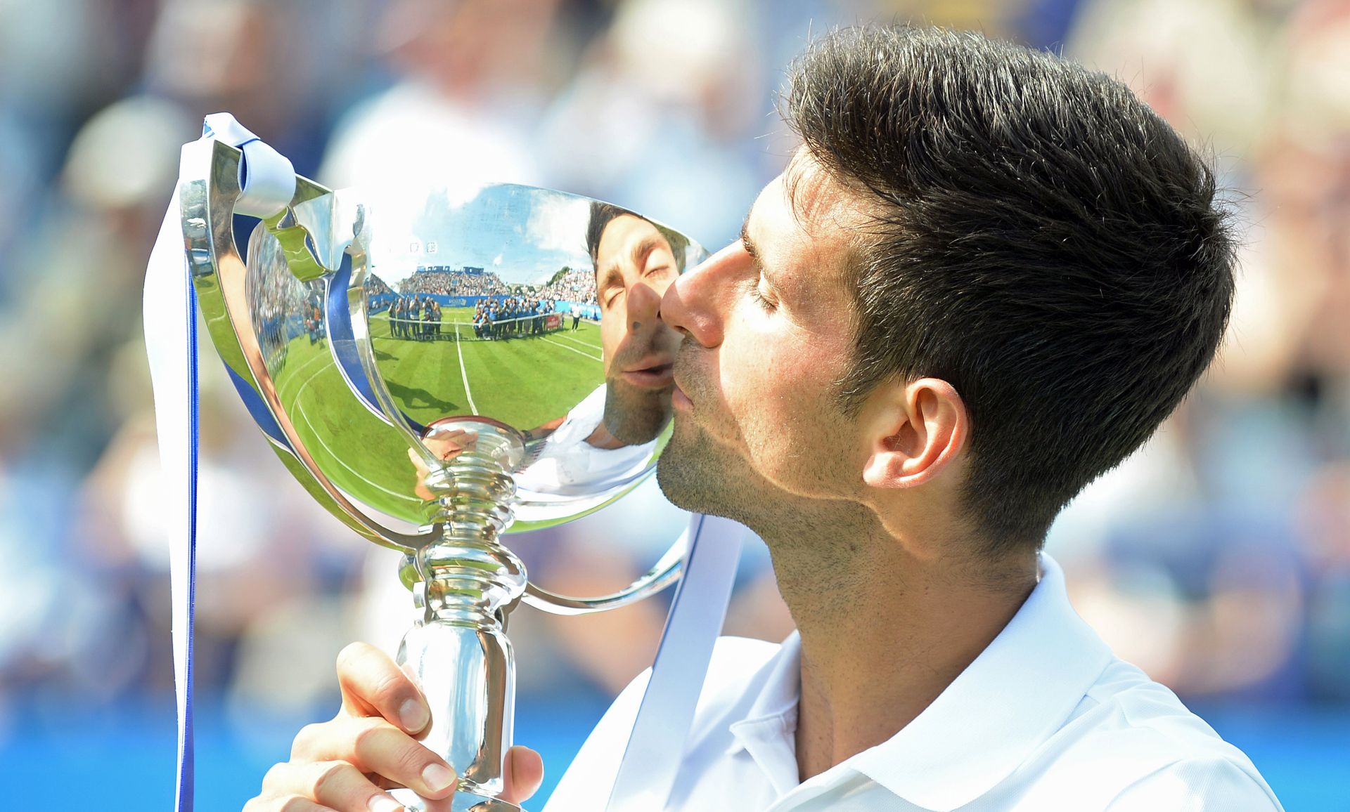epa06059922 Novak Djokovic of Serbia kisses the cup after beating Gael Monfils of France in the final match at the Aegon International tennis tournament in Eastbourne, Britain, 01 July 2017.  EPA/GERRY PENNY