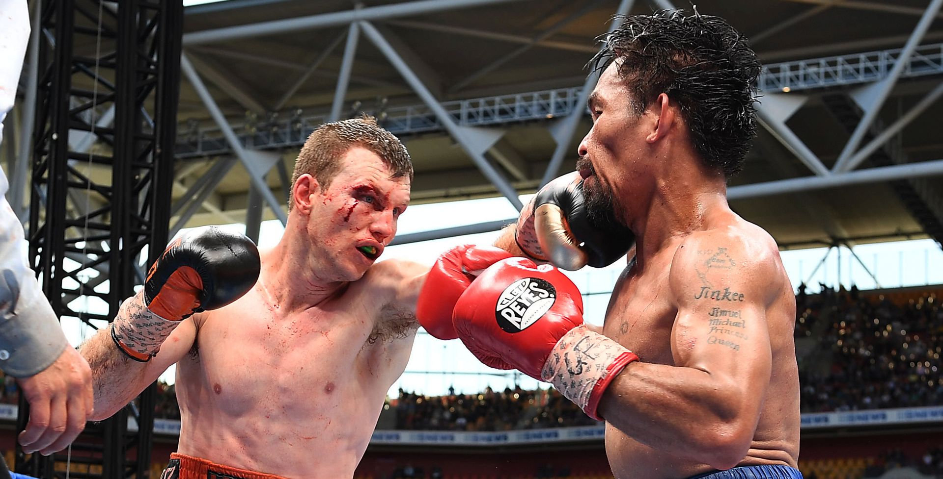 epa06061029 Jeff Horn (L) of Australia punches current title holder Manny Pacquiao (R) of the Philippines during their WBO World Welterweight title boxing match at Suncorp Stadium in Brisbane, Queensland, Australia, 02 July 2017.  EPA/DAVE HUNT   EDITORIAL USE ONLY