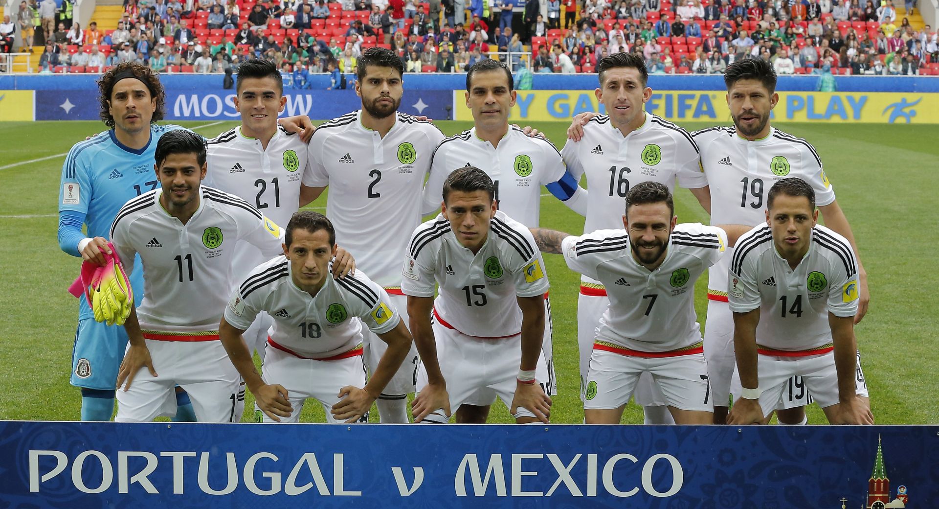 epa06061678 Team of Mexico pose prior the FIFA Confederations Cup third place match Portugal against Mexico at Spartak Stadium, in Moscow, Russia, 2 July 2017.  EPA/SERGEI ILNITSKY