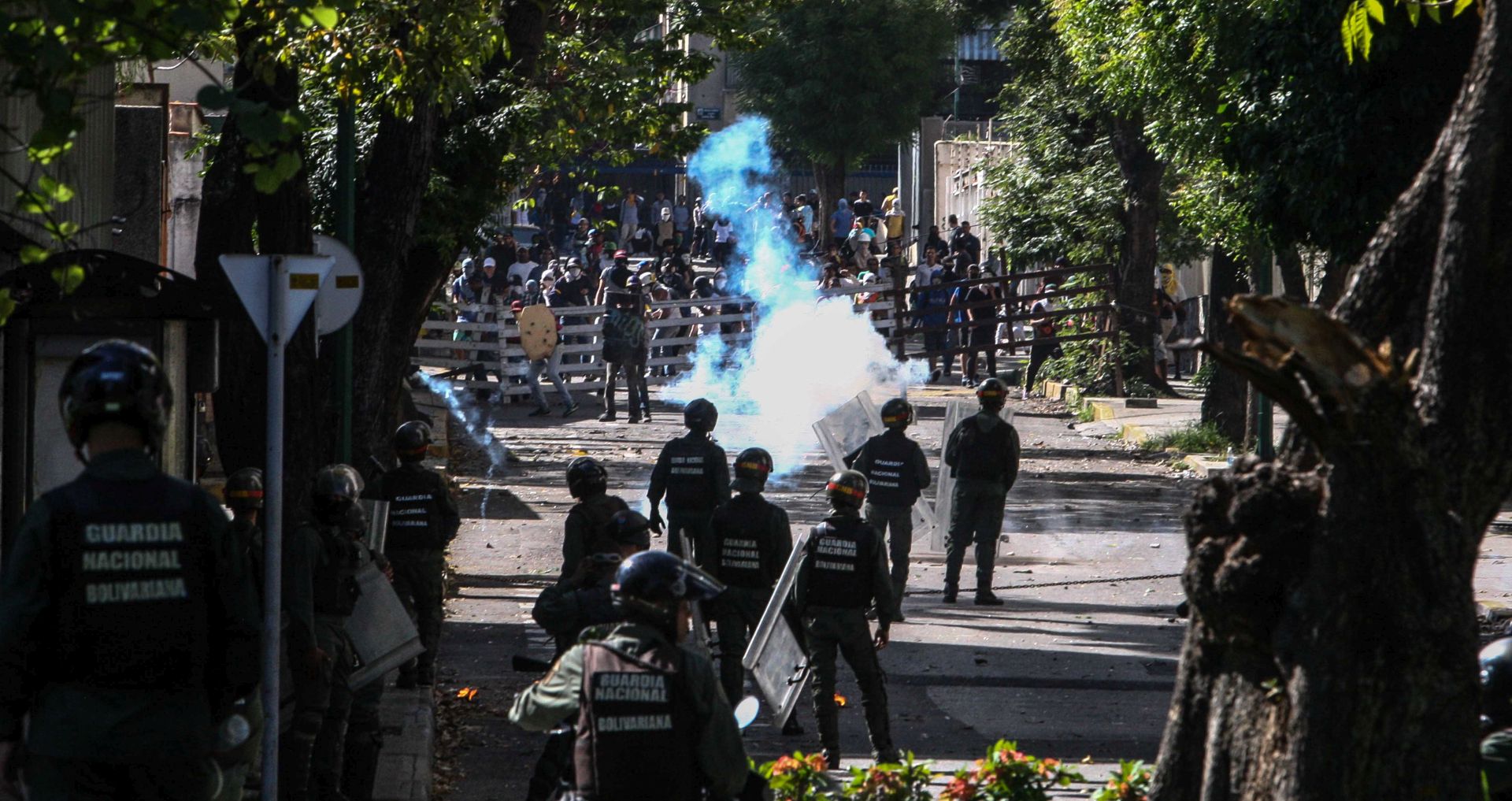 epa06066617 Members of the Bolivarian National Guard face opposition protestors during a demonstration against the National Constituent Assembly called by President Nicolas Maduro, in Caracas, Venezuela, 04 July 2017.  The so called 'national blocking against the dictatorship started at 12.00 local time and will extend for six hours, becoming the longest call by the Democratic Unity Roundtable since the start of the anti-government protests three months ago.  EPA/CRISTIAN HERNÁNDEZ