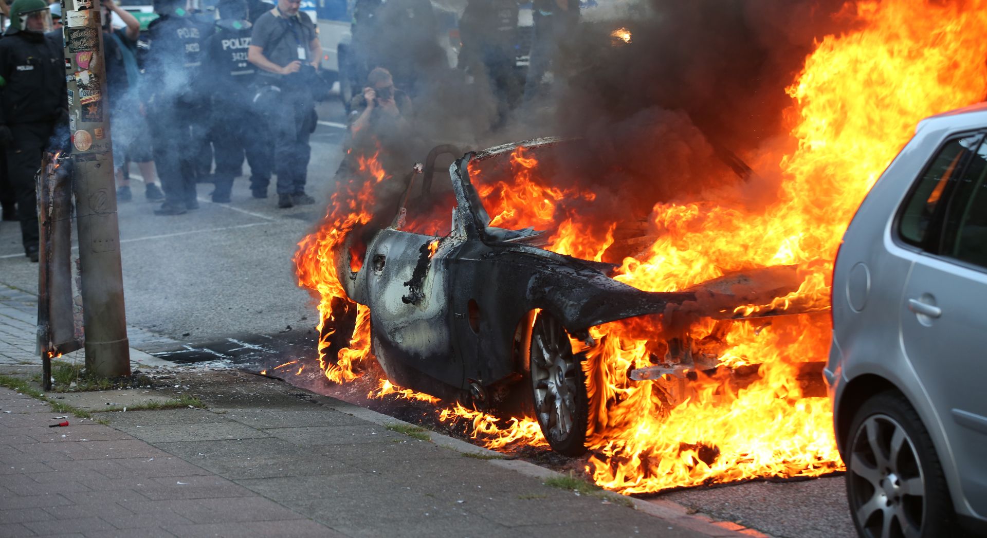 A car burns during the demonstration "G20 Welcome to hell" in Hamburg, Germany, 06 July 2017. The G20 Summit of the heads of government and state takes place on 7 and 8 July 2017 in Hamburg. Photo: Bodo Marks/dpa