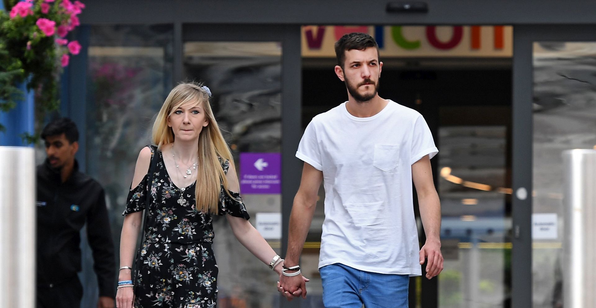 epa06077841 Parents of Charlie Gard, Connie Yates (L) and Chris Gard (R) depart Great Ormond Street Hospital in London, Britain, 09 July 2017.  Connie Yates and Chris Gard delivered a petition to Great Ormond Street Hospital calling for Charlie to be allowed to travel and to receive treatment in the US. The terminally ill 11-months-old baby Charlie Gard suffers from a rare mitochondrial disease and the hospital previously won an order to say his life support should be turned off while the boy's parents keep fighting for potentially live-saving treatment.  EPA/ANDY RAIN