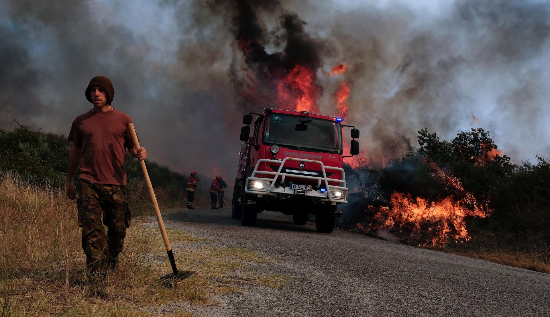epa06095352 People help firefighters battling a forest fire at Vila Ruiva in Fornos de Algodres district, central Portugal, 18 July 2017.  EPA/NUNO ANDRE FERREIRA
