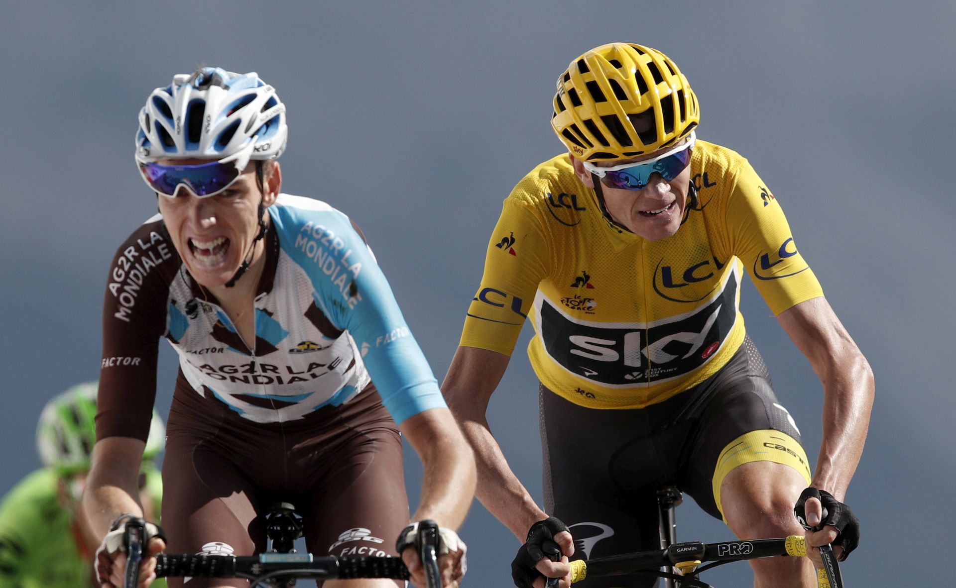 epa06099293 AG2R La Mondiale team rider Romain Bardet (L) of France and Team Sky rider Christopher Froome (R) of Great Britain cross the finish line of the 18th stage of the 104th edition of the Tour de France cycling race over 179,5km between Briancon and Izoard, France, 20 July 2017.  EPA/YOAN VALAT
