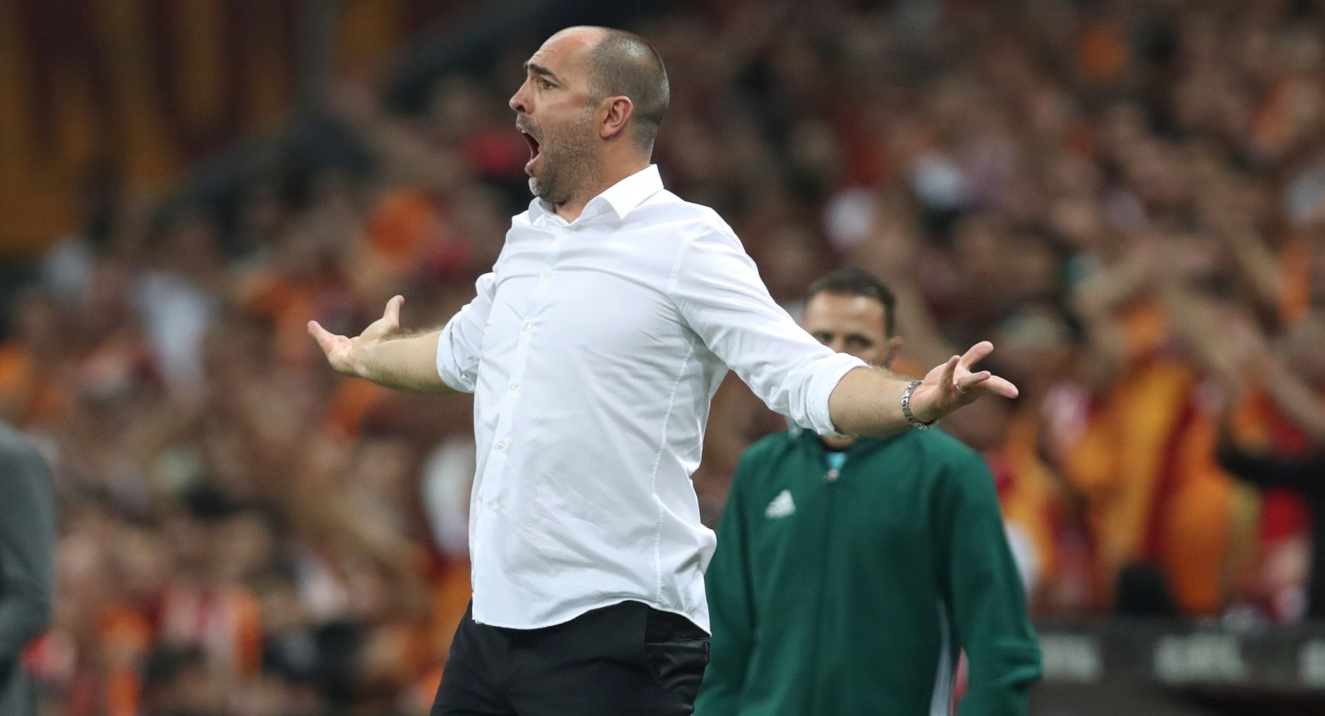 epa06099602 Galatasaray's head coach Igor Tudor gestures on the touchline during the UEFA Europa League second qualifying round second leg match between Galatasaray vs Ostersunds in Istanbul, Turkey 20 July 2017.  EPA/TOLGA BOZOGLU