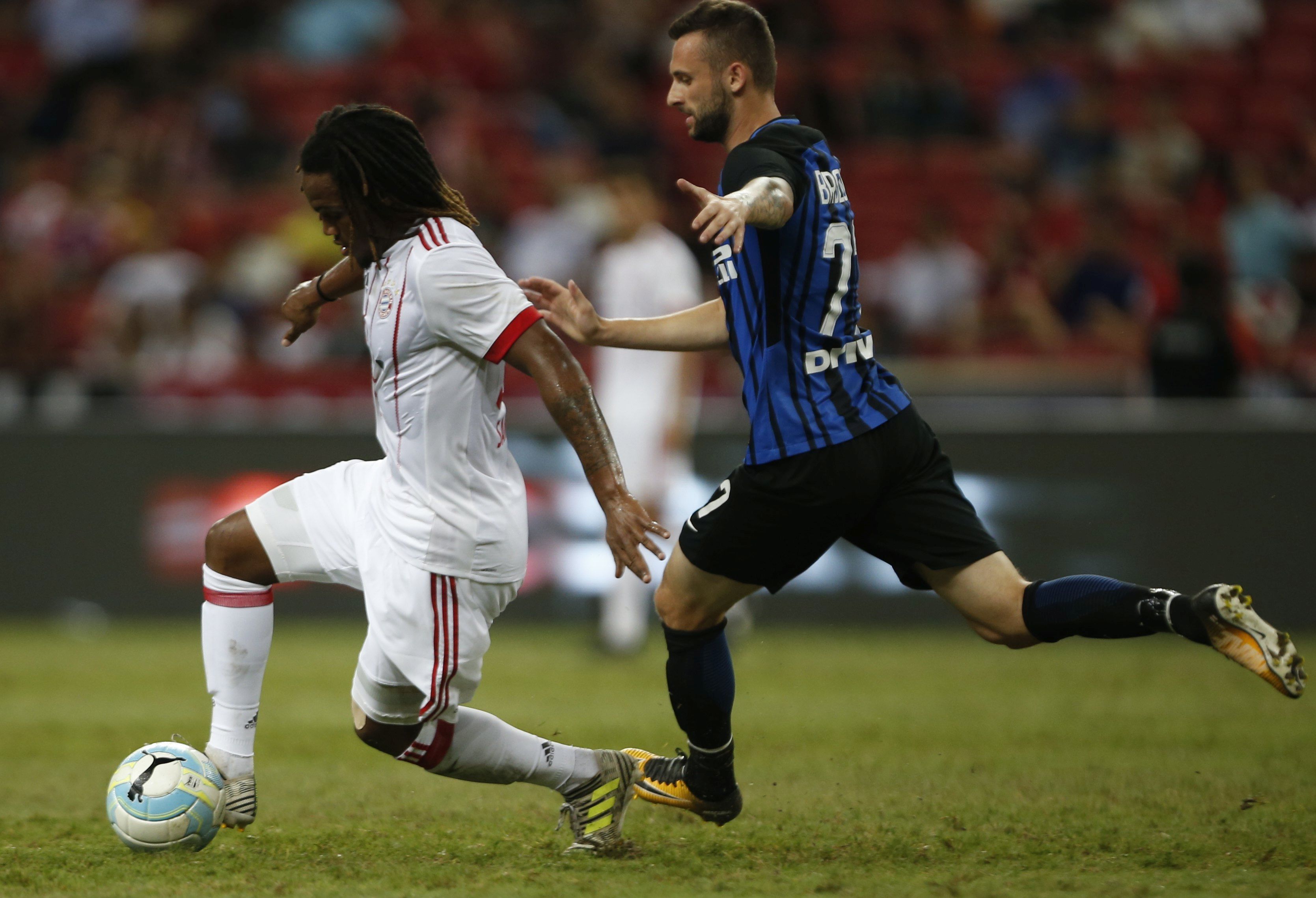 epa06112510 FC Bayern's Renato Sanches (L) in action against Internazionale's Marcelo Brozovic (R) during the 2017 International Champions Cup (ICC) match between FC Bayern Munich and Fc Internazionale FC at the National Stadium in Singapore, 27 July 2017.  EPA/WALLACE WOON