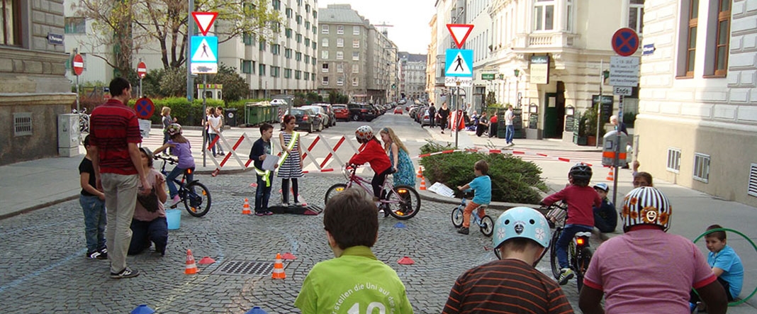 Grad Beč zatvara neke od kvartovskih ulica, koje nakratko postaju mjesto druženja