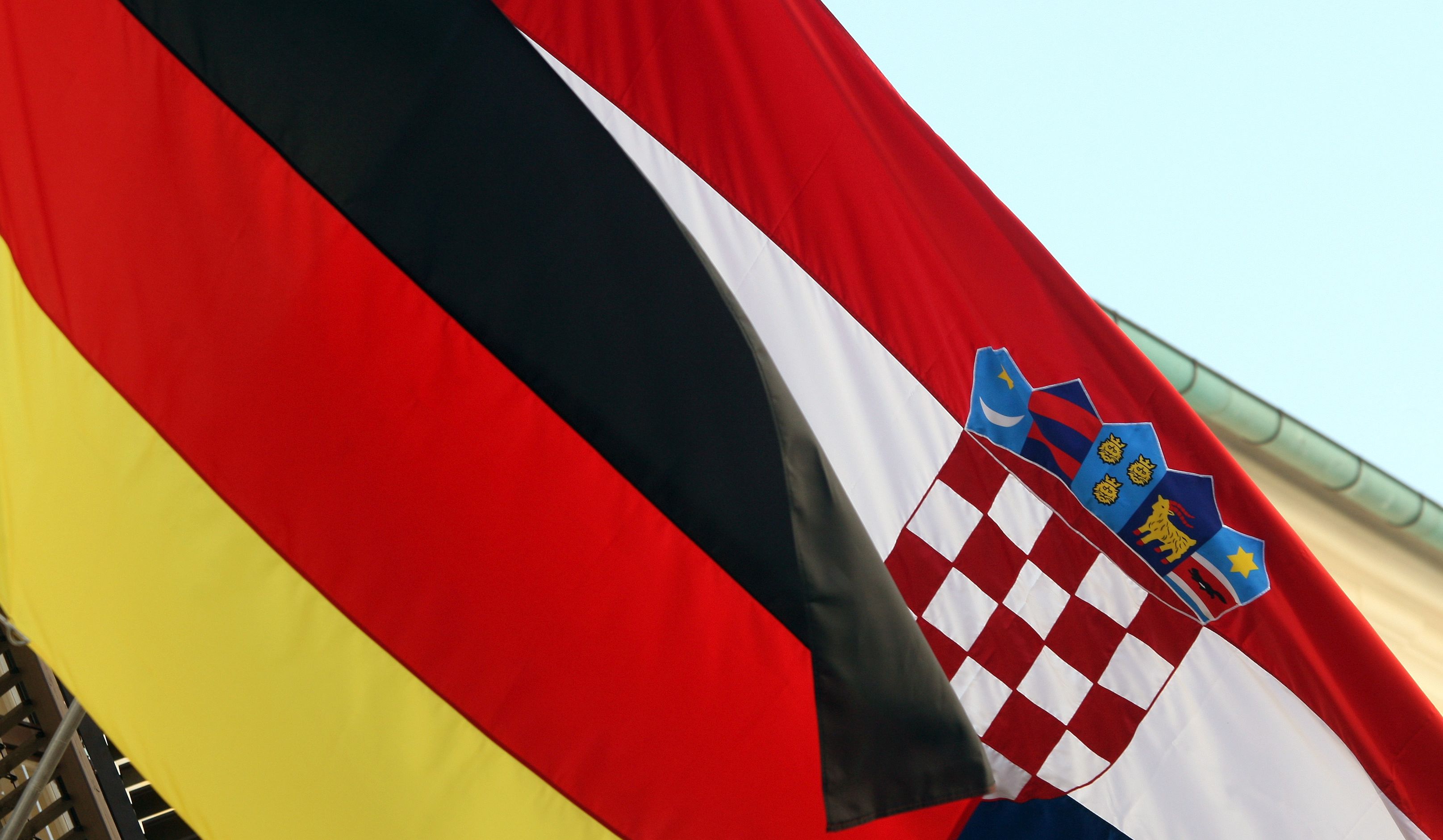 Berlin, 22.8.2012.- Arhivska fotografija od 22.8.2011. godine prikazuje zastave Republike Hrvatske i Njemaèke na Banskim dvorima tijekom slubenog posjeta njemaèke kancelarke Angele Merkel Hrvatskoj. Njemaèka je vlada u srijedu donijela prijedlog zakona o pristupnom ugovoru izmeðu Hrvatske i Europske unije, èime je stvorila uvjete za pravodobnu ratifikaciju toga ugovora u Bundestagu. 
foto FaH/ Damir SENÈAR/ ua