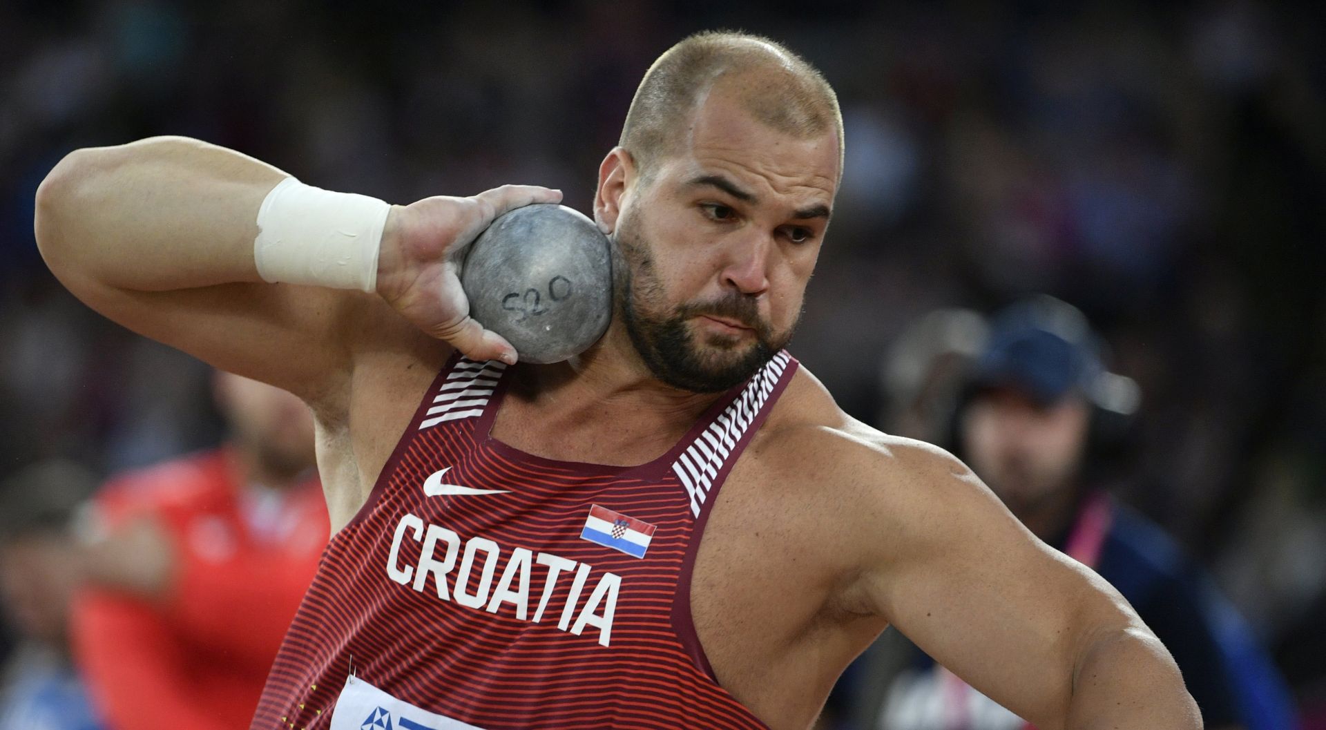 epa06129196 Stipe Zunic of Croatia competes in the men's Shot Put final at the London 2017 IAAF World Championships in London, Britain, 06 August 2017.  EPA/FRANCK ROBICHON