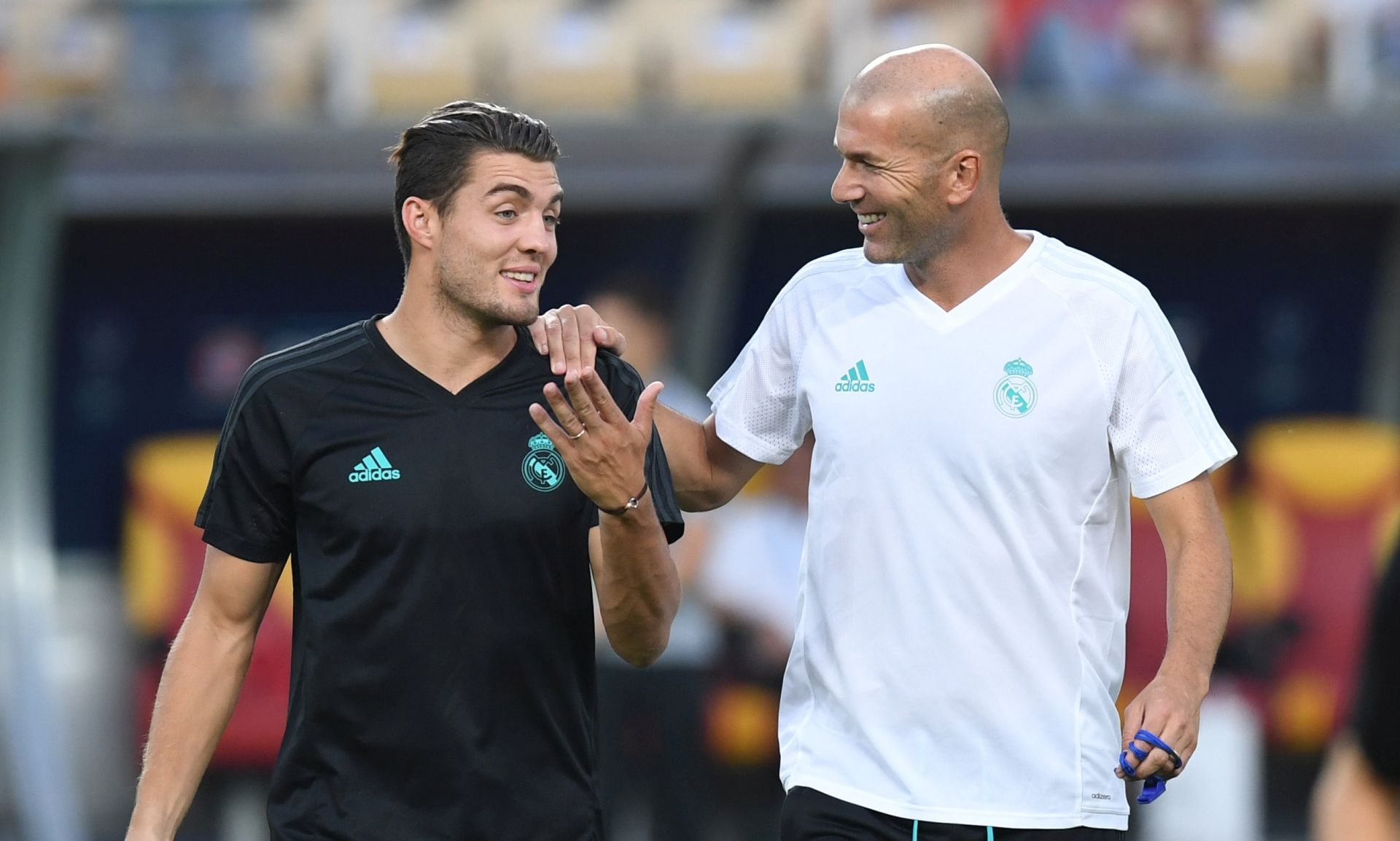 epa06130408 Real Madrid head coach Zinedine Zidane (R) talks with Mateo Kovacic during a training session at the Philip II Arena in Skopje, the Former Yugoslav Republic of Macedonia, 07 August 2017. Real Madrid will face Manchester United in the UEFA Super Cup Final on 08 August 2017.  EPA/GEORGI LICOVSKI