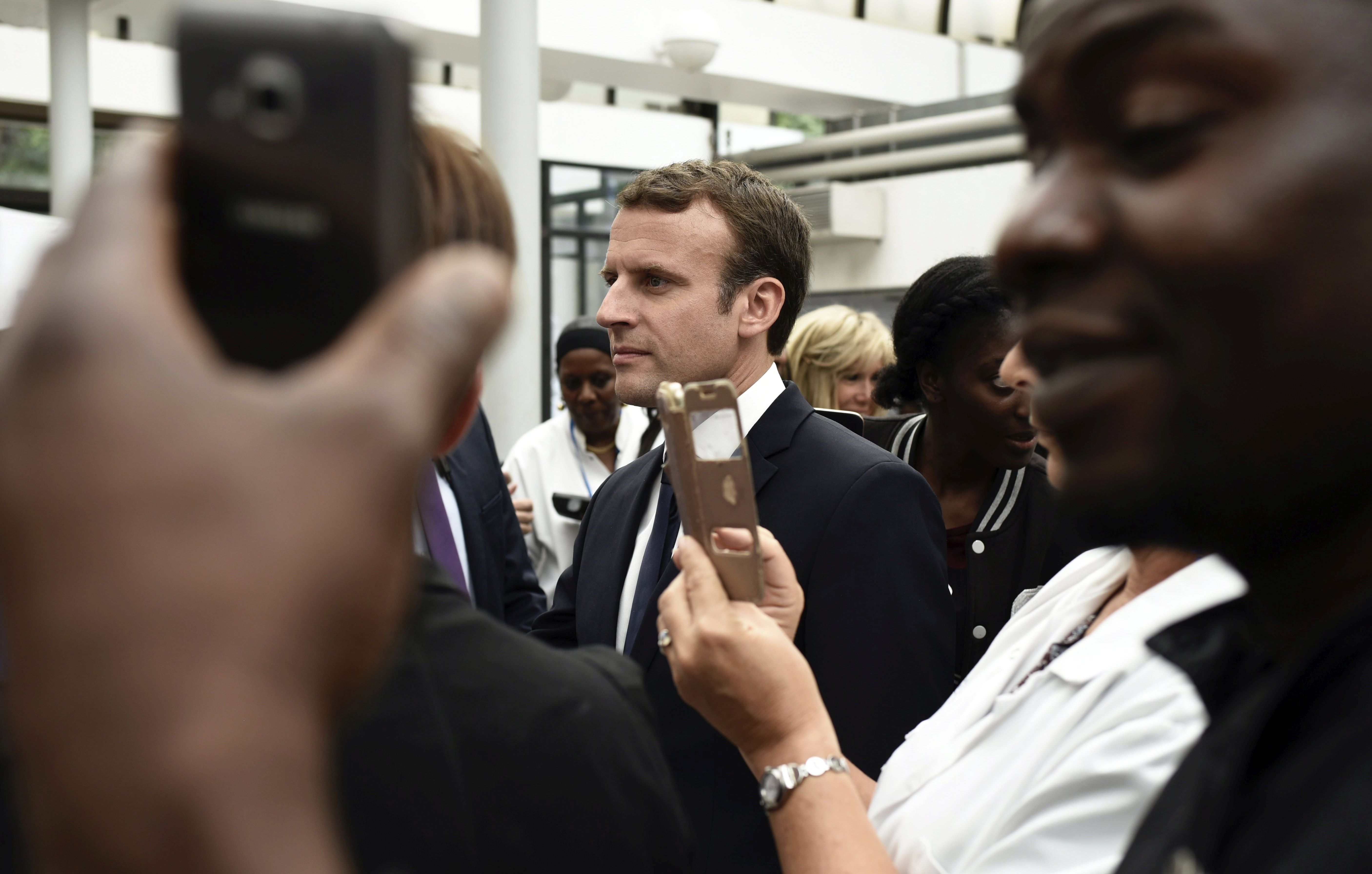 epa06133911 French President Emmanuel Macron (C) during a visit to the Robert Debre pediatric hospital in Paris, france, 09 August 2017.  EPA/PHILIPPE LOPEZ / POOL MAXPPP OUT