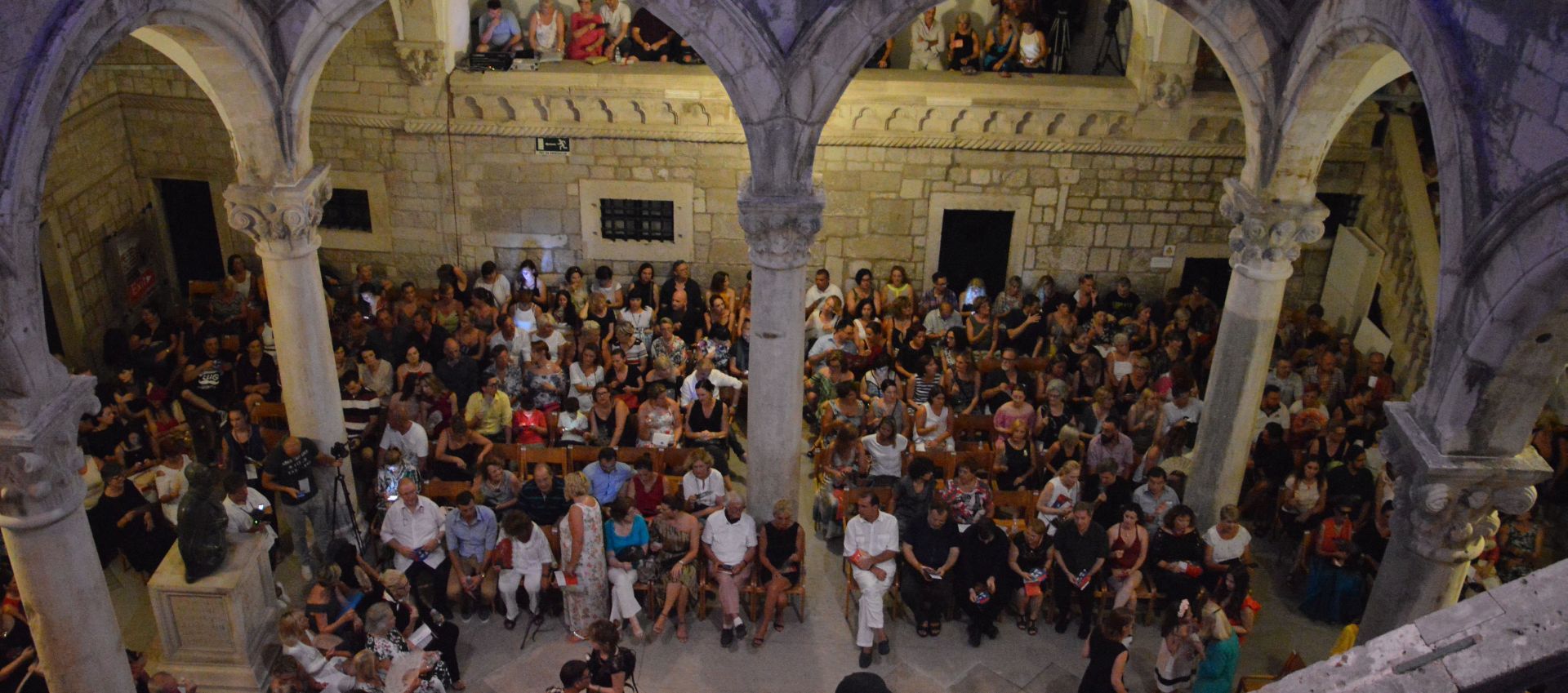 Dubrovnik, 09.08.2017 - U Dubrovniku je u sklopu programa 68. Dubrovaèkih ljetnih igara u srijedu naveèer nastupio Boo Vreæo. Na slici publika.
foto HINA/ Nika MILETIÆ/ ik