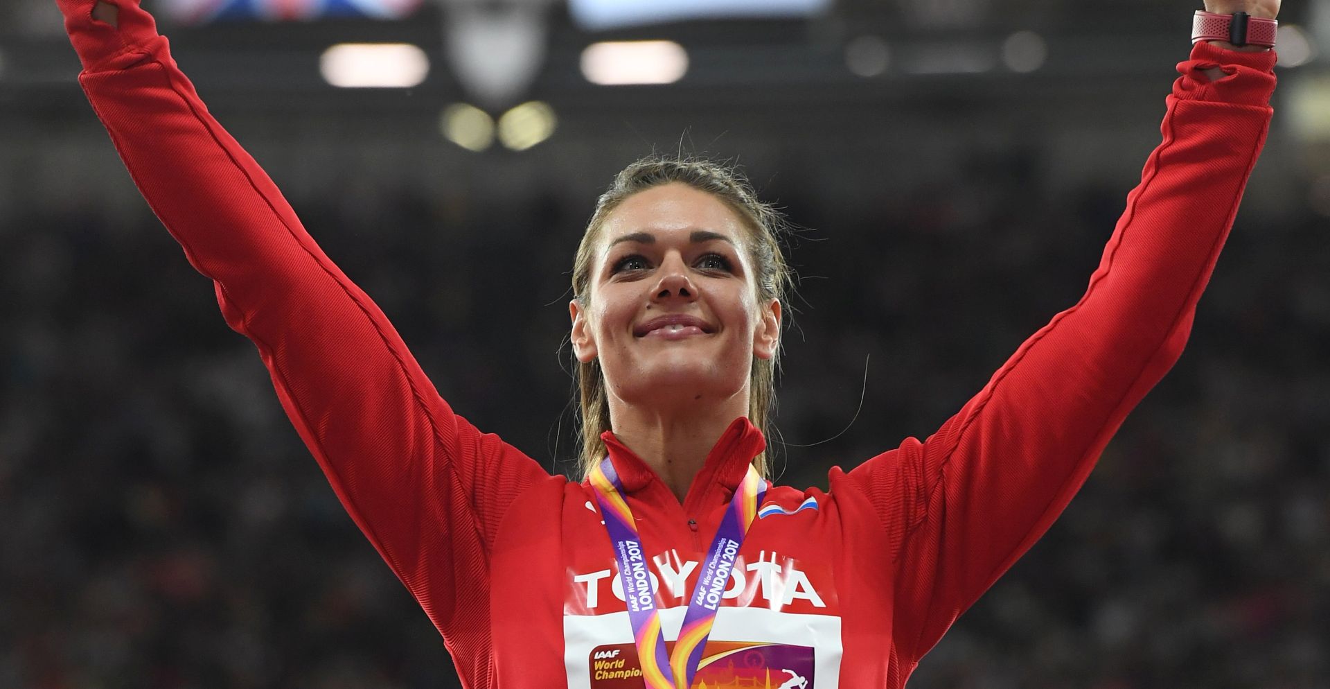 epa06143011 Gold medalist Sandra Perkovic of Croatia reacts during the awarding ceremony of the women's Discus final at the London 2017 IAAF World Championships in London, Britain, 13 August 2017.  EPA/ANDY RAIN