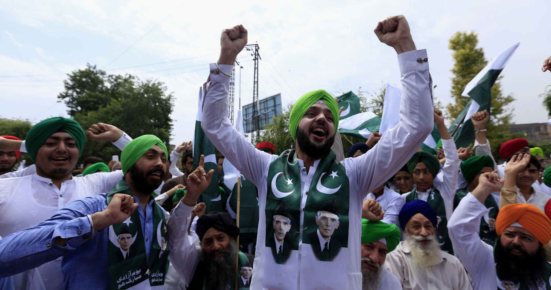 epa06143957 Pakistani Sikh minority cleberate the Independence Day, in Peshawar, Pakistan, 14 August 2017. Pakistan celebrates its 70th independence anniversary from British rule in 1947, on 14 August 2017.  EPA/ARSHAD ARBAB