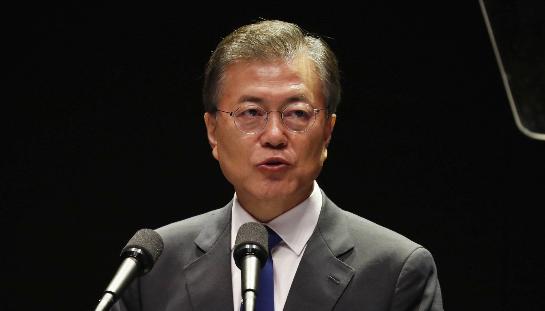 epa06144952 South Korean President Moon Jae-In delivers a speech during a ceremony marking the 72th anniversary of Korea's independence from Japanese colonial rule in 1945 in Seoul, South Korea, 15 August 2017.  EPA/JEON HEON-KYUN / POOL