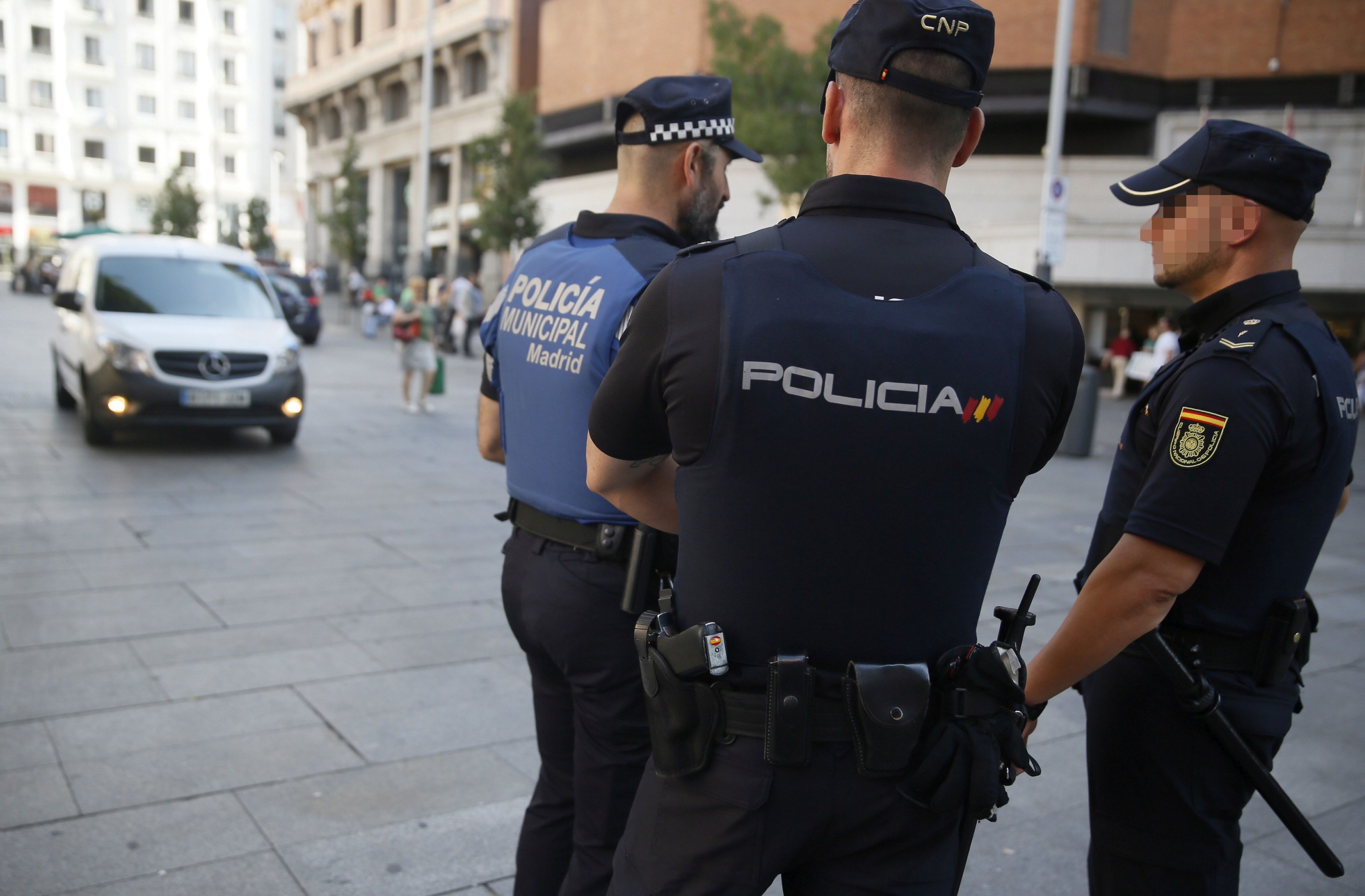 epa06149618 Spanish policemen stand guard in Callao square in downtown Madrid, Spain, 18 August 2017, as a security measure on the day after terrorist attacks committed in Catalonian cities of Barcelona and Cambrils. According to media reports, at least 13 people have died and 100 were injured when a van crashed into pedestrians in Las Ramblas in Barcelona in an incident which Spanish police are treating as a terror attack. A similar attack was conducted in the coastal city of Cambrils, where five alleged terrorists, who apparently wore bomb belts, were shot dead by security forces on early morning 18 August after they attacked pedestrians using a vehicle next to a promenade, injuring seven people, including a police officer. Police have stated that the attack in Barcelona and the attack in Cambrils were linked. The so-called 'Islamic State' (IS) has claimed responsibility for the attack in Barcelona.  EPA/MARISCAL