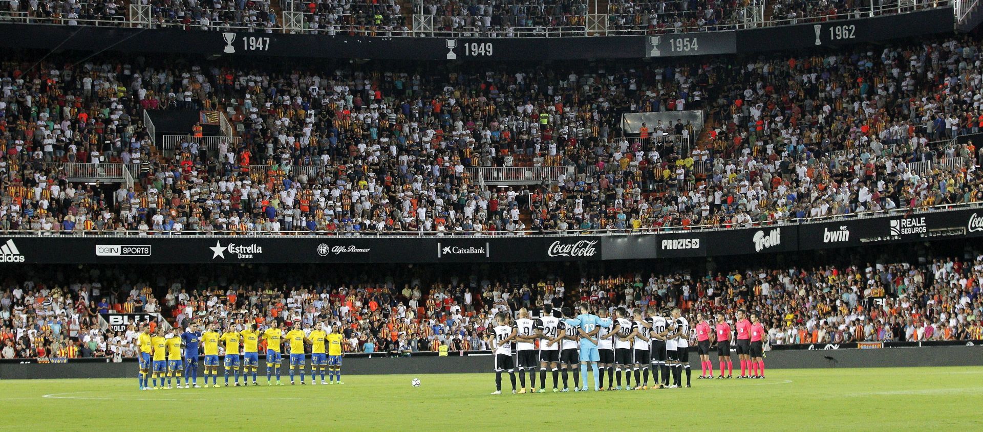 epa06150568 Valencia CF (R) and UD Las Palmas (L) players observe a minute's silence to pay tribute to victims of the terrorist attacks in Barcelona and Cambrils, before the Spanish Liga Primera Division soccer match played at Mestalla stadium, in Valencia, eastern Spain, 18 August 2017.  EPA/MANUEL BRUQUE