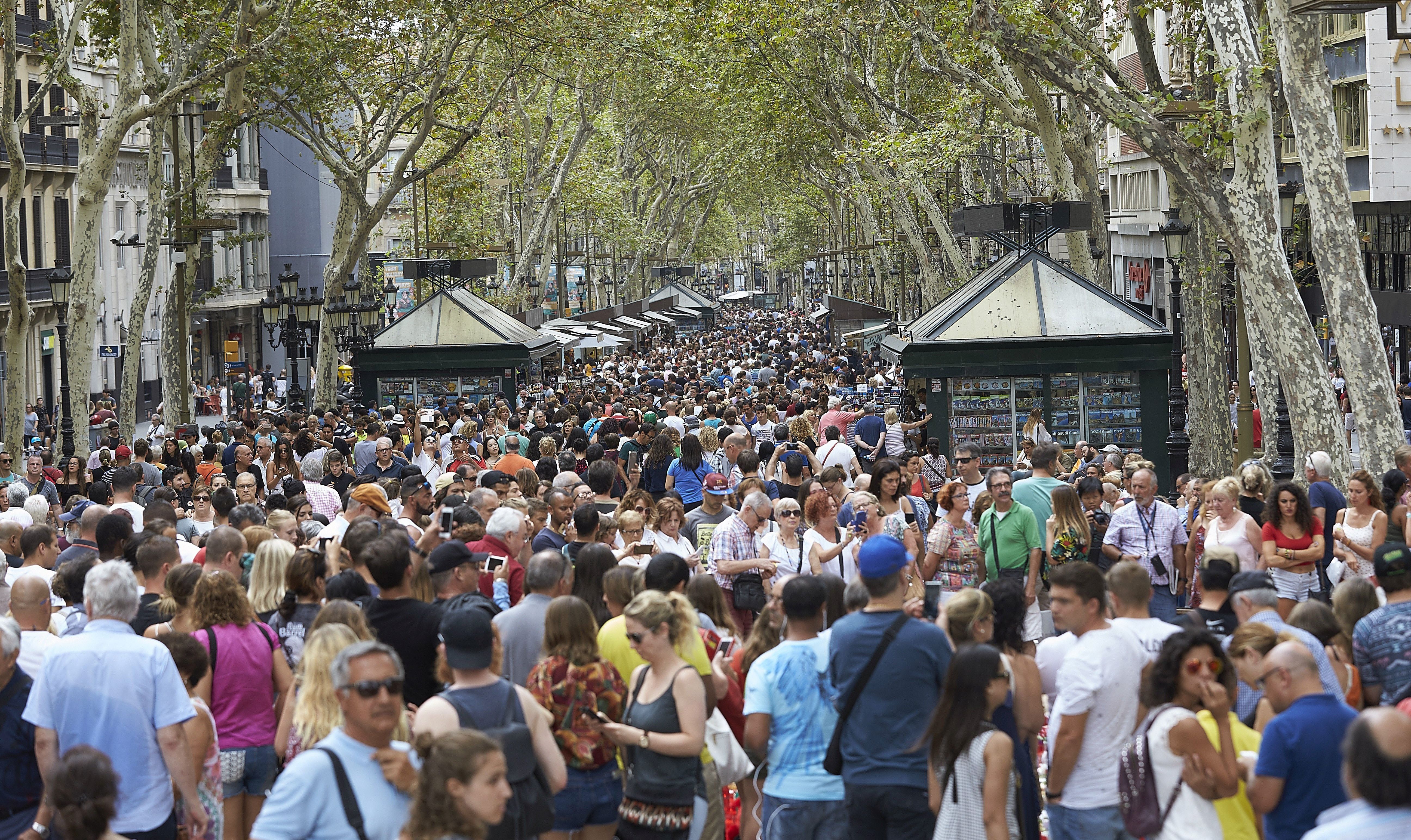 epa06153034 Residents and tourists crowd as they visit the Las Ramblas in Barcelona three days after the terrorr!st attacks in Barcelona and Cambrils, 20 August 2017 in Barcelona, Spain. At least 14 people were killed and some 130 others injured after cars crashed into pedestrians on the La Rambla boulevard in Barcelona and on a promenade in the coastal city of Cambrils on 17 August. Spanish police have stated that the attacks in Barcelona and in Cambrils were linked. The so-called 'Islamic State' (IS) in the meantime has claimed responsibility for the attacks in Barcelona and Cambrils.  EPA/ALEJANDRO GARCIA