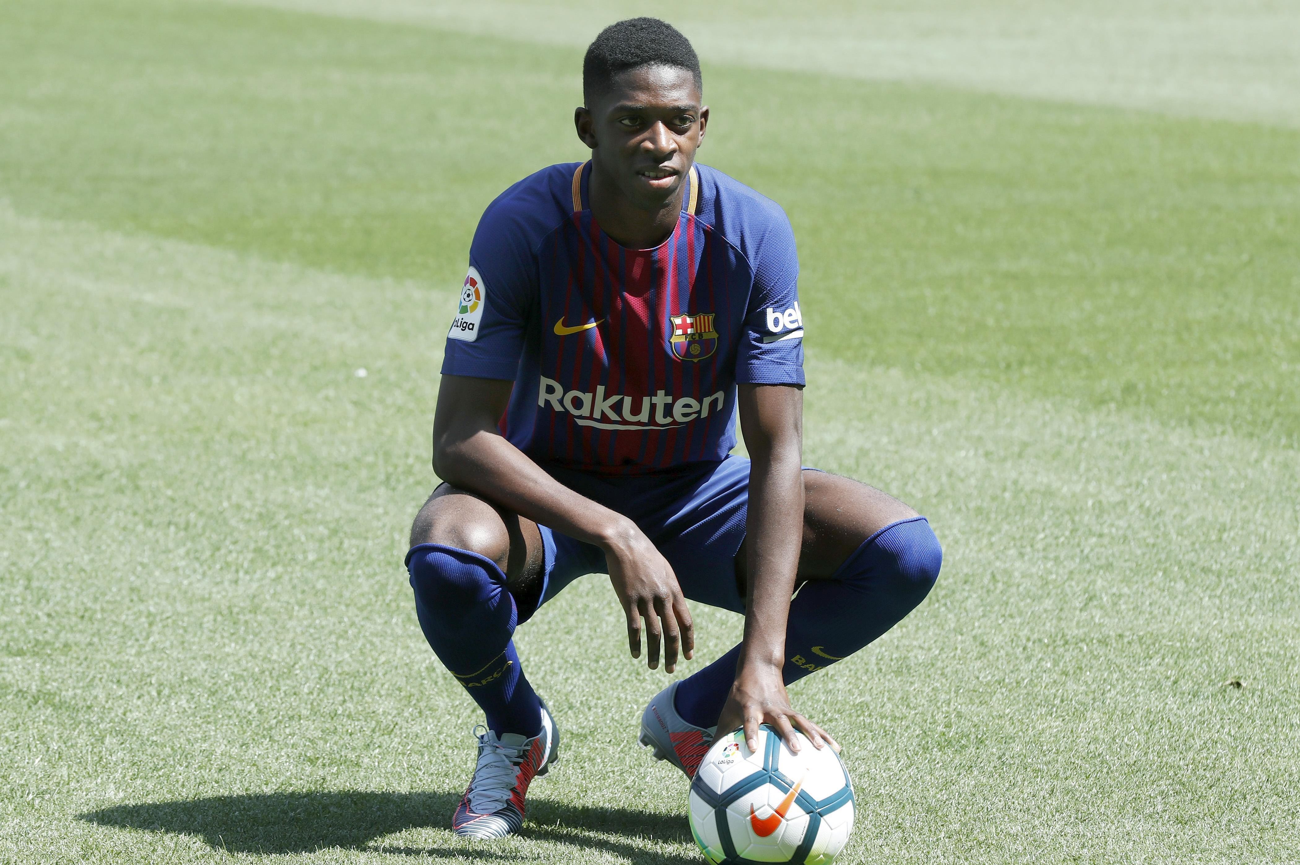 epa06168366 Barcelona's FC new player, French Ousmane Dembele, poses during his presentation at Camp Nou stadium in Barcelona, Spain, 28 August 2017. Dembele, from Borussia Dortmund, signed a 105-million euro contract for next five seasons.  EPA/ANDREU DALMAU