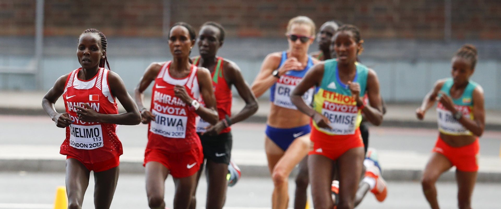 epa06128766 Rose Chelimo of Bahrain leads the pack of runners during the women's Marathon race at the London 2017 IAAF World Championships in London, Britain, 06 August 2017. Chelimo won the race. Chelimo won the race.  EPA/PHIL NOBLE / POOL