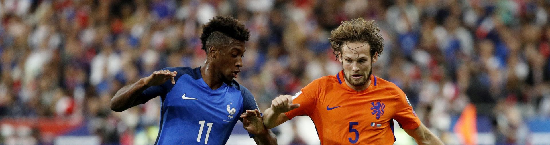 epa06175035 Kingsley Coman (L) of France vies for the ball with Daley Blind (R) of The Netherlands during the FIFA World Cup qualification Round 1 - Group A soccer match between France and The Netherlands at the Stade de France stadium, in Saint-Denis, Paris, France, 31 August 2017.  EPA/YOAN VALAT