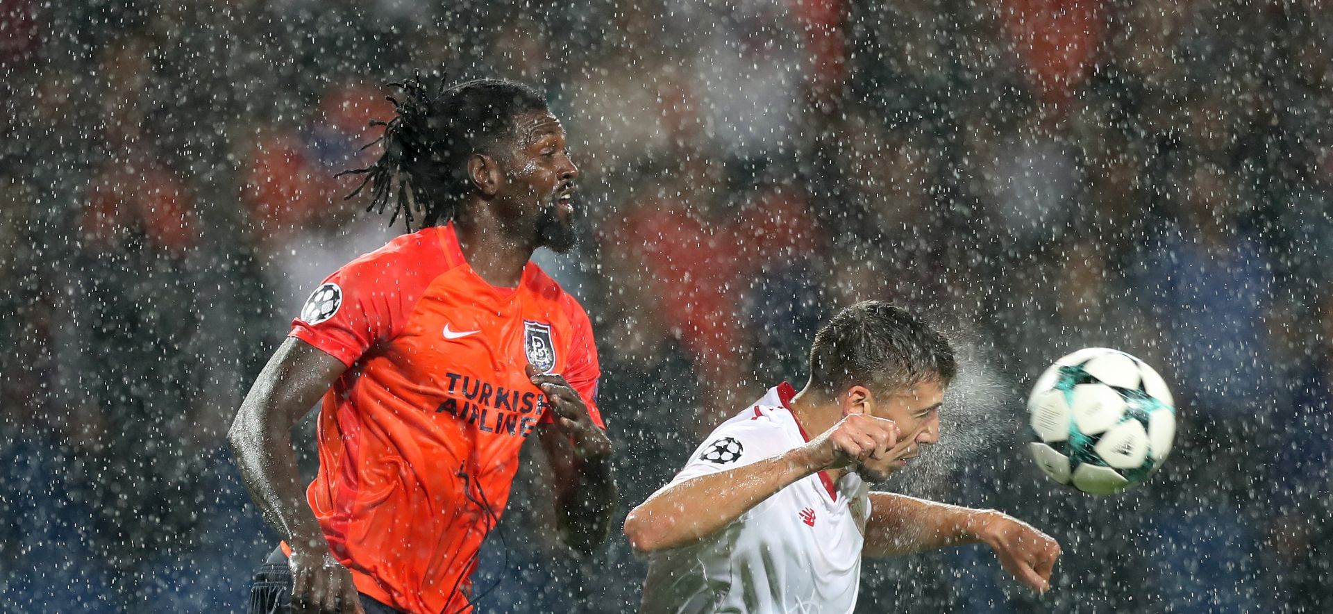 epa06147618 Basaksehir Istanbul's Emmanuel Adebayor (L) in action against Sevilla FC's Clement Lenglet (R) at the UEFA Champions League first leg  play-off soccer match between Basaksehir Istanbul's and Sevilla FC in Istanbul, Turkey, 16 August 2017.  EPA/SEDAT SUNA
