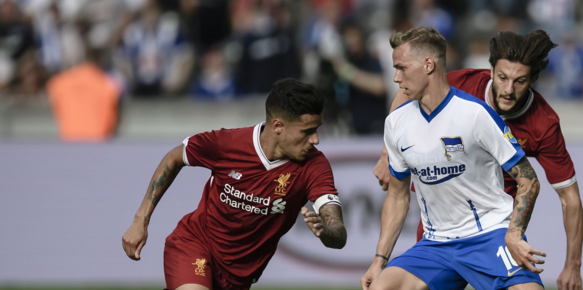 epa06116425 Liverpool’s Philippe Coutinho (L) and Liverpool’s Adam Lallana (R) in action against Berlin's Ondrej Duda during the pre-season friendly between Hertha BSC and Liverpool FC in Berlin, Germany, 29 July 2017.  EPA/CLEMENS BILAN