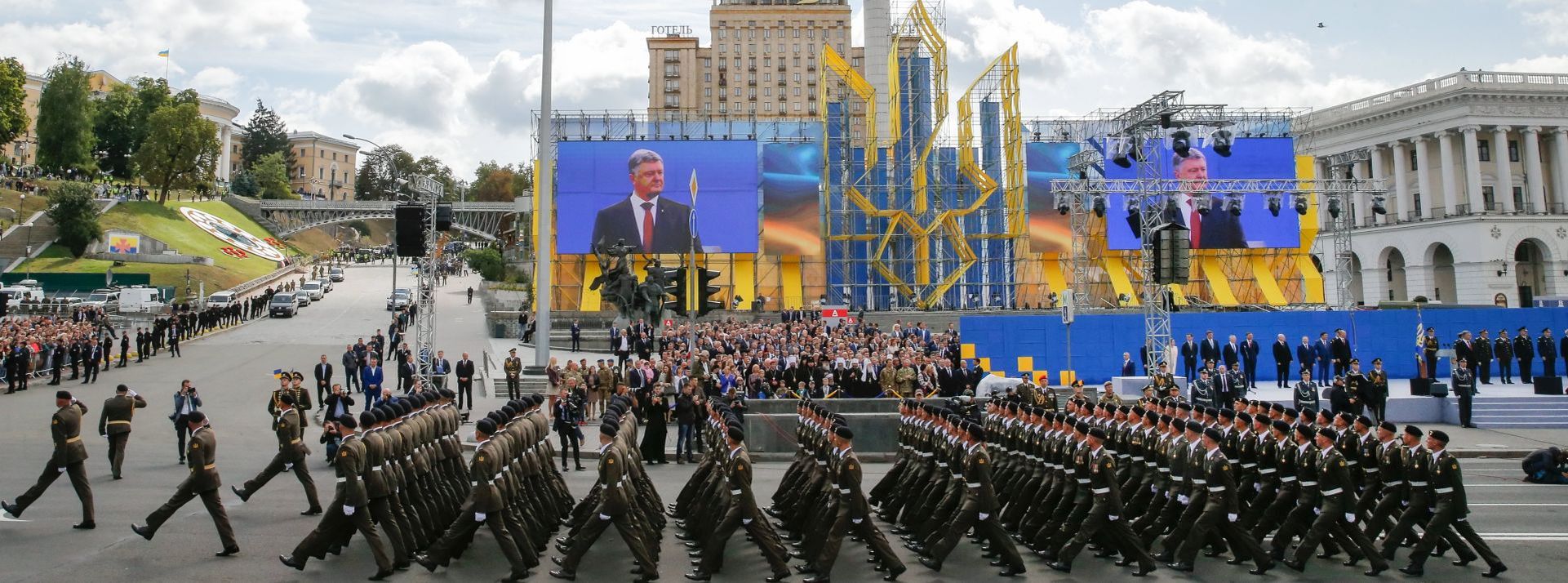 epa06159399 A Ukrainian Armed Forces military unit marches on Kiev's Independence Square, Ukraine, 24 August 2017, during a parade on the occasion of the country's 'Independence Day' celebrations. Ukrainians mark the 26th anniversary of Ukraine's independence from the Soviet Union in 1991.  EPA/SERGEY DOLZHENKO