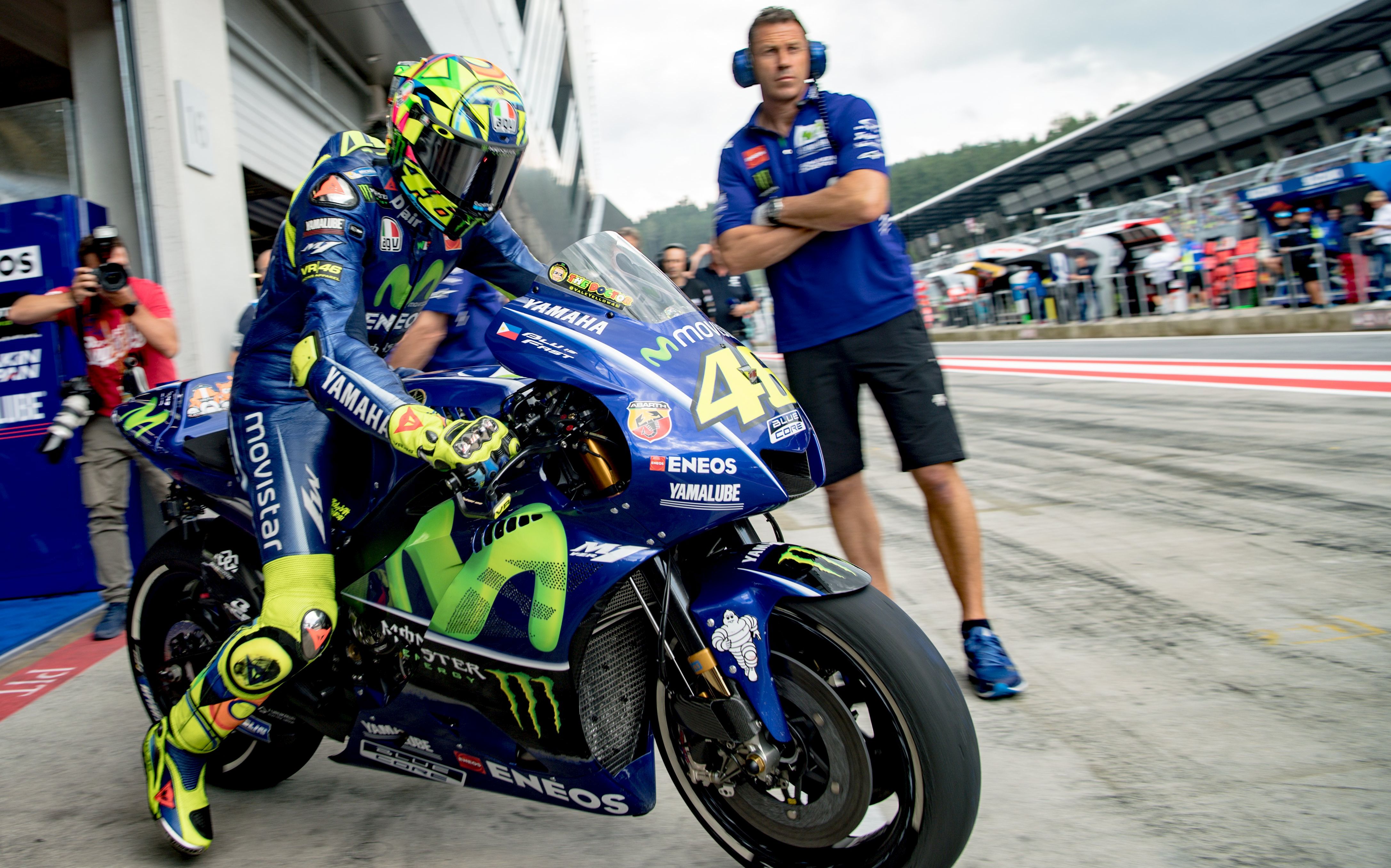 epa06137851 Italian MotoGP rider Valentino Rossi of Movistar Yamaha MotoGP Team leaves the team garage during the second free practice session of the Motorcycling Grand Prix of Austria at the Spielberg Ring in Spielberg, Austria, 11 August 2017. The Austrian MotoGP race will take place on 13 August 2017.  EPA/CHRISTIAN BRUNA