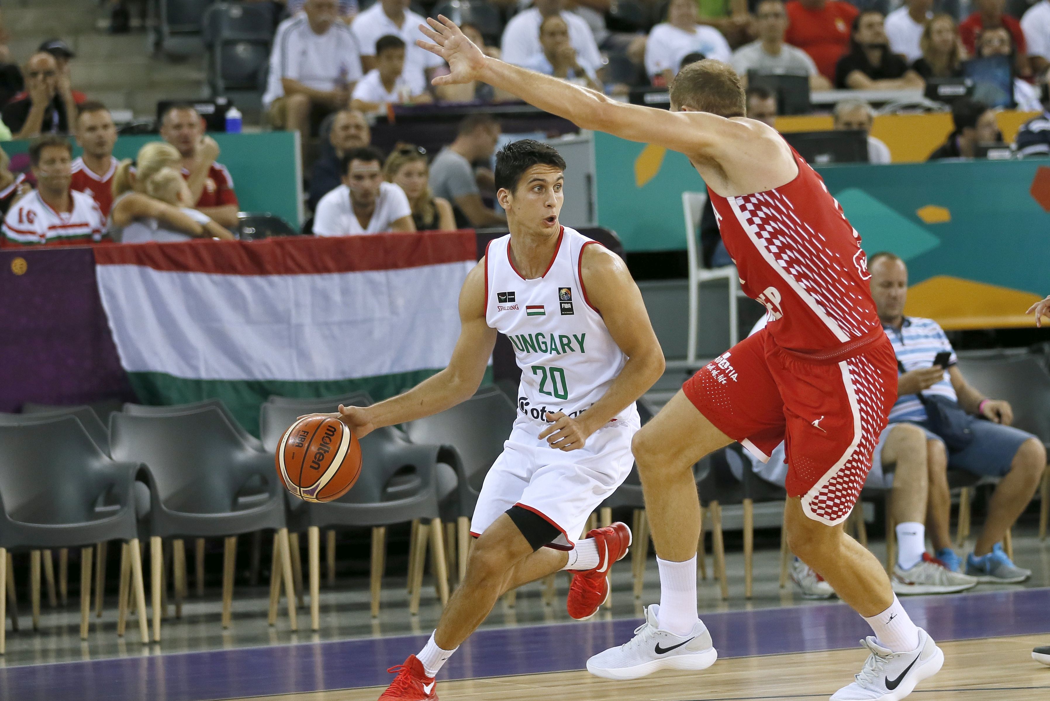 epa06176809 Hugary's Zoltan Perl (L) in action with Luka Zoric (R) of Croatia during the EuroBasket 2017 group C match between Hungary and Croatia, in Cluj Napoca, Romania, 01 September 2017.  EPA/ROBERT GHEMENT