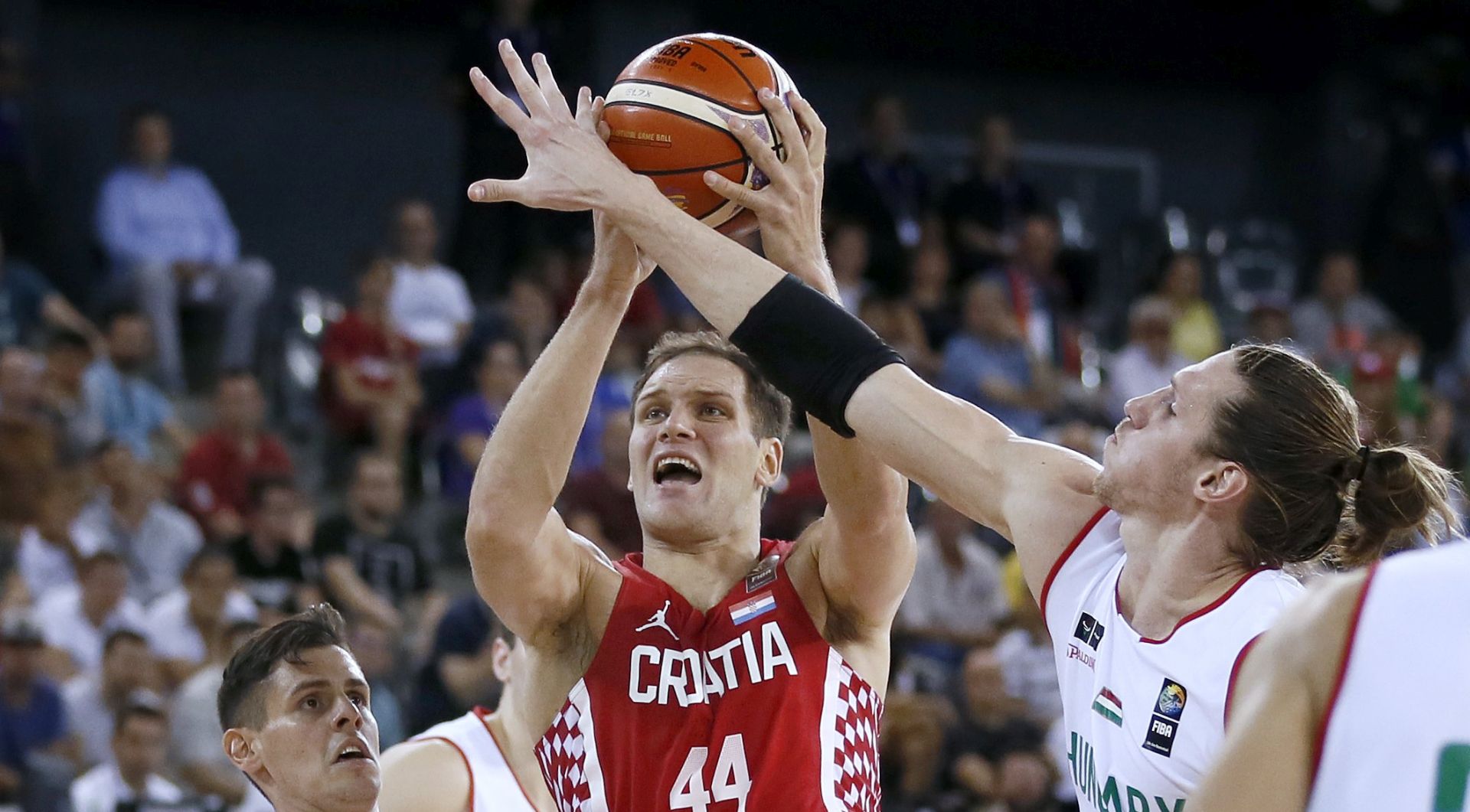 epa06176942 Bojan Bogdanovic (C) of Croatia in action with Hungary's Andras Rujak (L) and Akos Keller (R) during the EuroBasket 2017 group C match between Hungary and Croatia, in Cluj Napoca, Romania, 01 September 2017.  EPA/ROBERT GHEMENT