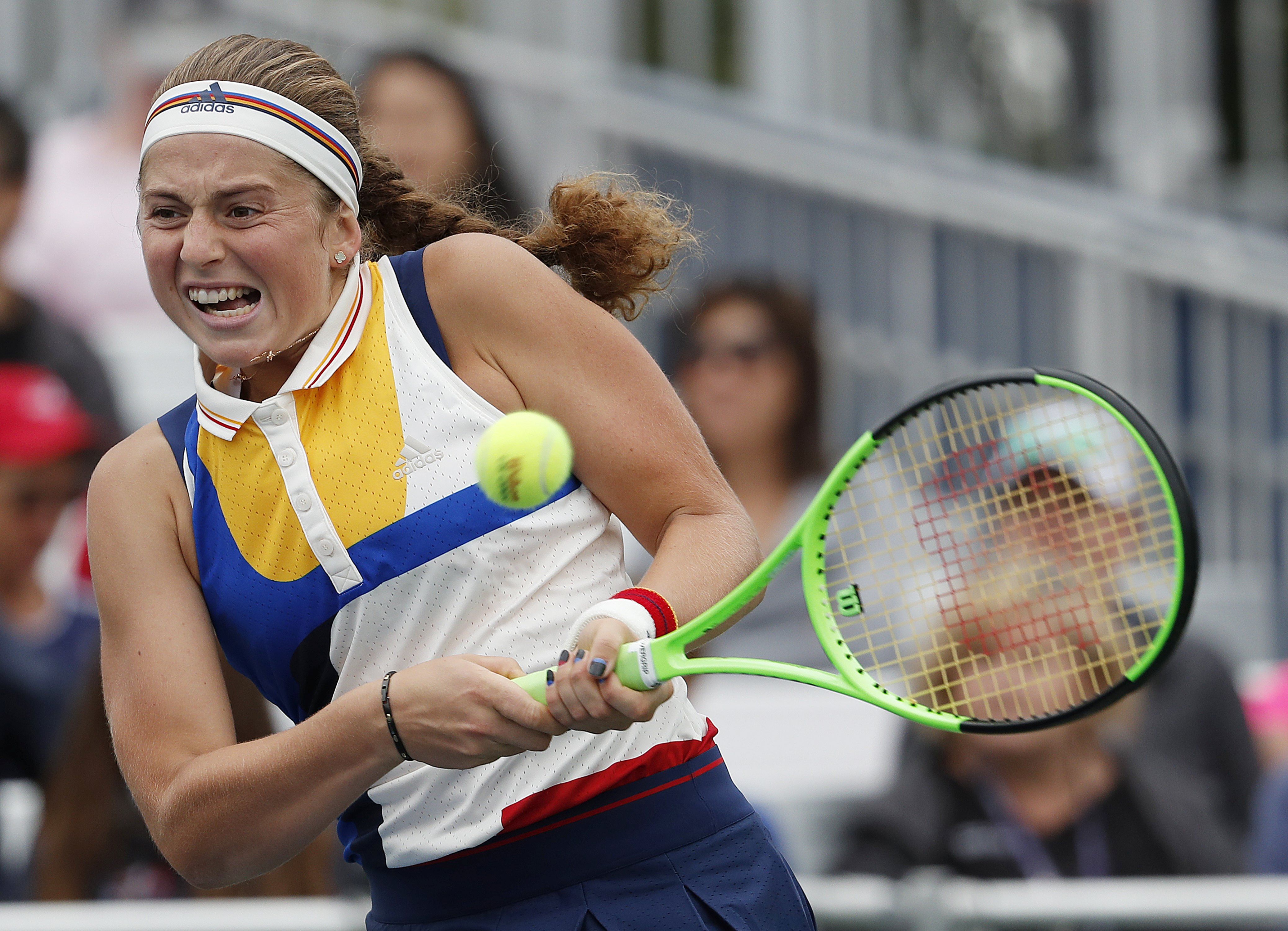 epa06179903 Jelena Ostapenko of Latvia hits a return to Daria Kasatkina of Russia on the sixth day of the US Open Tennis Championships at the USTA National Tennis Center in Flushing Meadows, New York, USA, 02 September 2017. The US Open runs through September 10.  EPA/JOHN G. MABANGLO *** Local Caption *** 53000073
