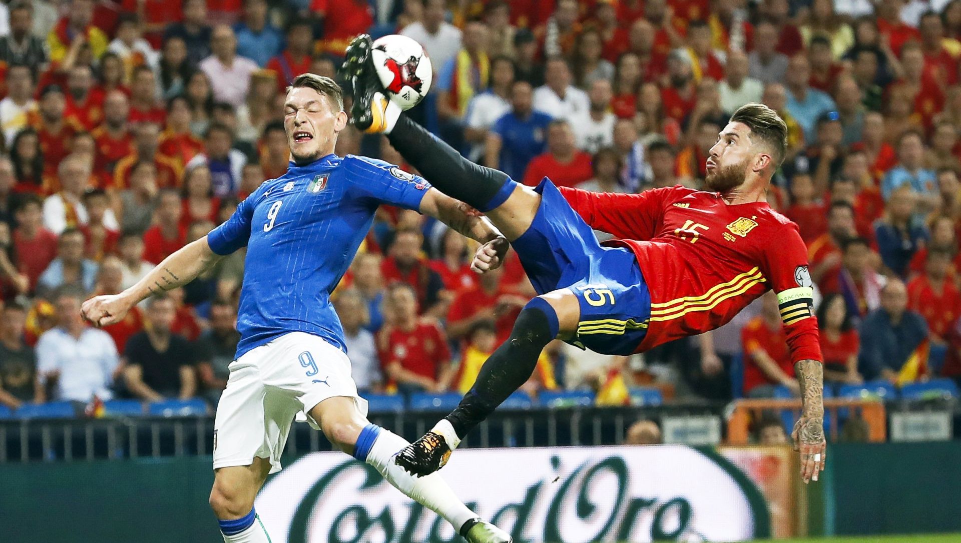 epa06179906 Italy's Andrea Belotti (L) in action against Spain's Sergio Ramos (R) during the FIFA World Cup 2018 qualifying soccer match between Spain and Italy at the Santiago Bernabeu stadium in Madrid, Spain, 02 September 2017.  EPA/JUANJO MARTIN