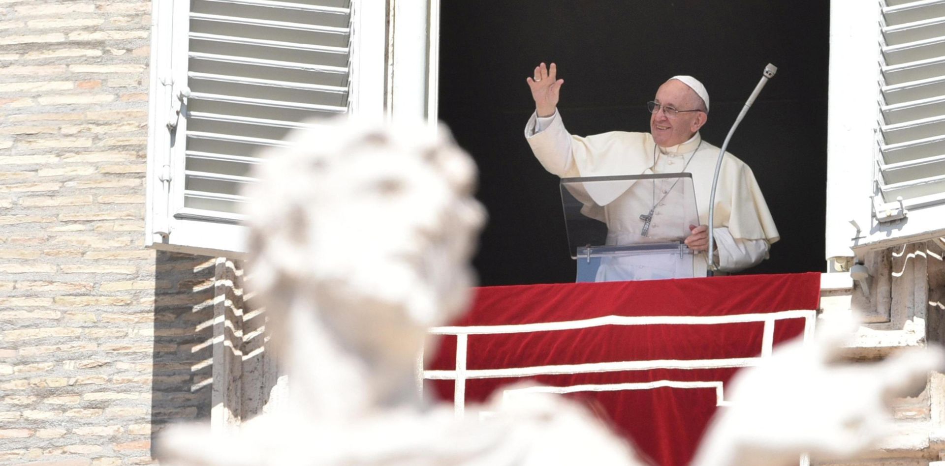 epa06180727 Pope Francis leads the Angelus prayer from the window of his office in Saint Peter's Square, Vatican City, 03 September 2017.  EPA/GIORGIO ONORATI