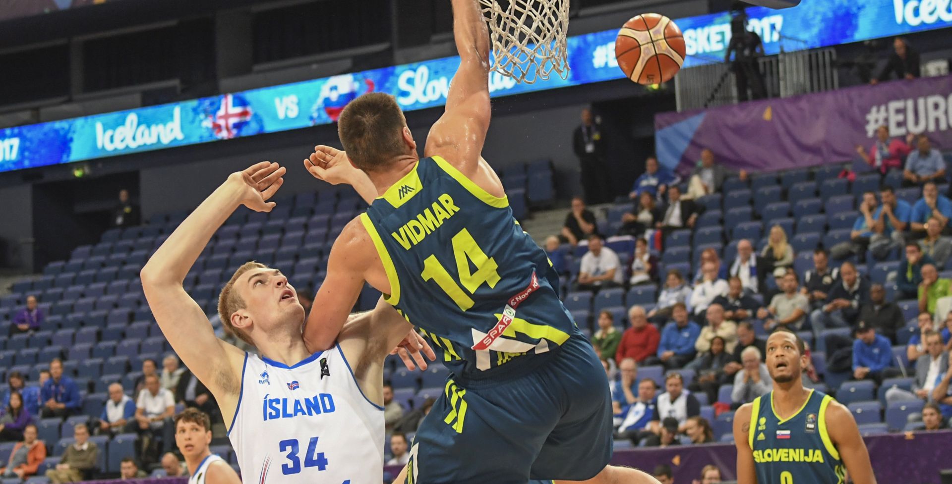 epa06185041 Iceland's Tryggvi Hlinason (L) in action against Slovenia's Gasper Vidmar (2-R) during the EuroBasket 2017 group A match between Iceland and Slovenia, in Helsinki, Finland, 05 September 2017.  EPA/KIMMO BRANDT