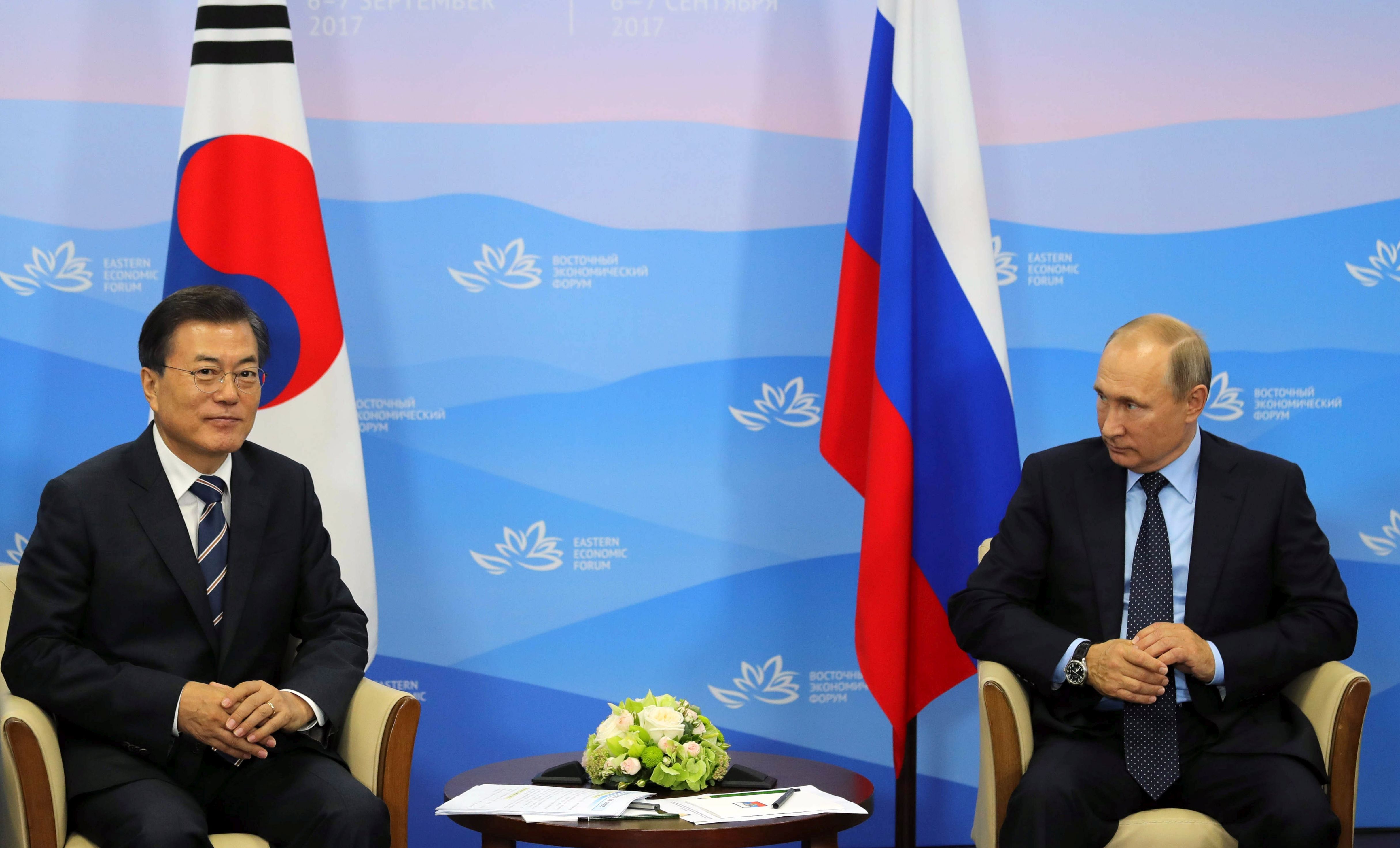 epa06187003 South Korean President Moon Jae-in (L) holds summit talks with Russian President Vladimir Putin (R) in Vladivostok, Russia, 06 September 2017. Moon is on the first day of his two-day visit to the Russian city to attend a regional forum.  EPA/MIKHAIL KLIMENTYEV / SPUTNIK/ KREMLIN / POOL MANDATORY CREDIT