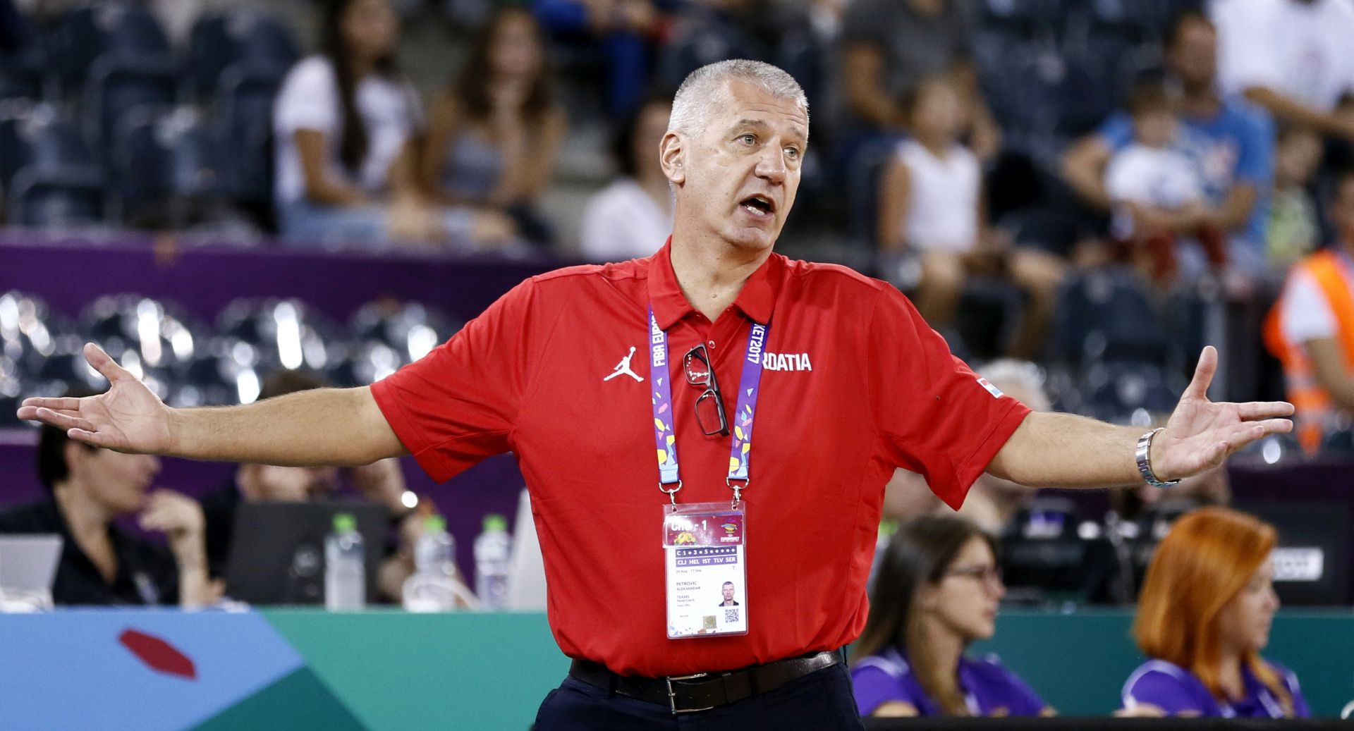 epa06189655 Aleksandar Petrovic, the head coach of Croatia, reacts during the EuroBasket 2017 group C match between the Czech Republic and Croatia, in Cluj Napoca, Romania, 07 September 2017.  EPA/ROBERT GHEMENT