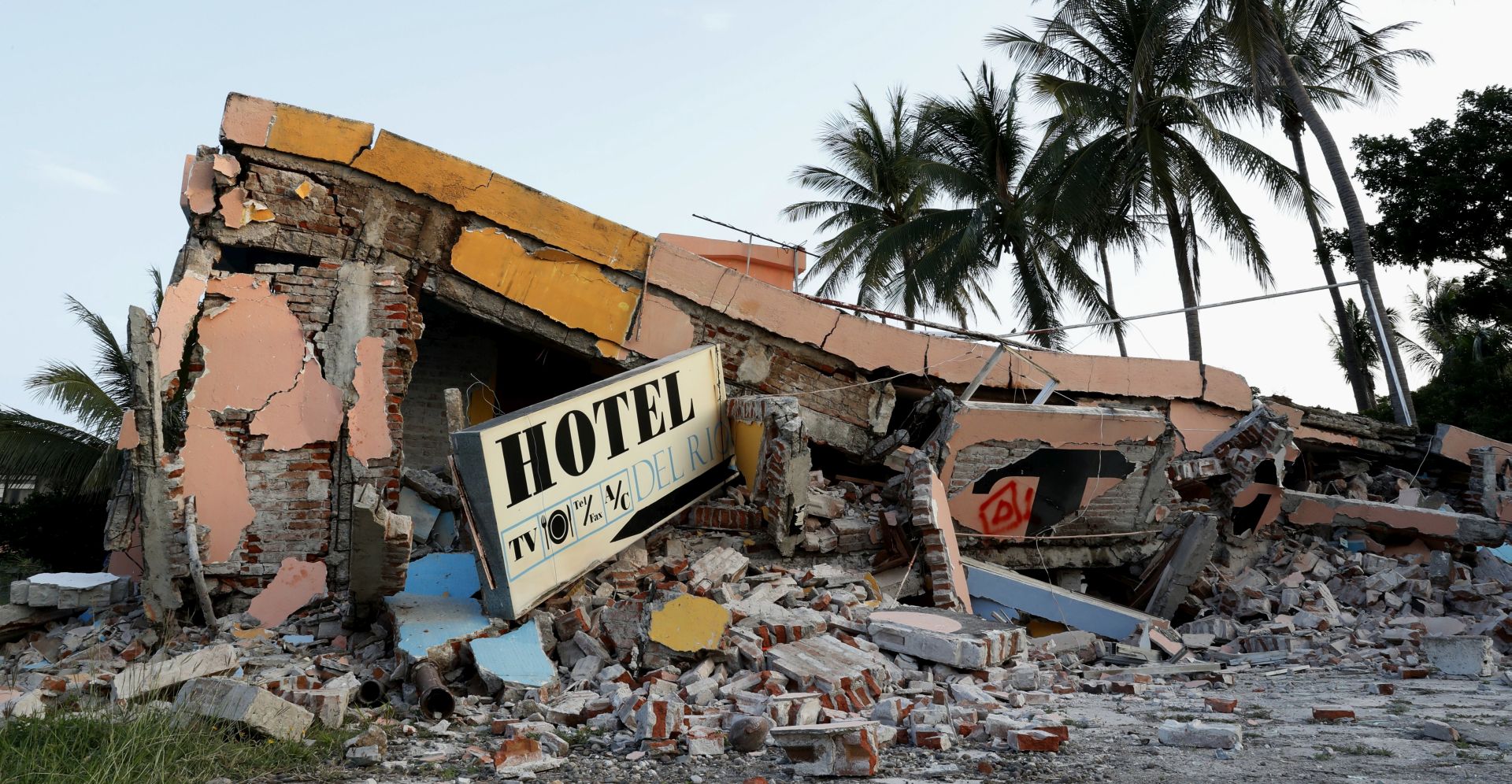 epa06194297 View of a hotel destroyed in the Juchitan municipality, in Oaxaca, Mexico, 9 September 2017. Juchitan is one of the most affected places by the 8.2-magnitude earthquake, the strongest in the country since 1932, that has left at least 61 dead and more than 250 injured.  EPA/Jorge Nunez