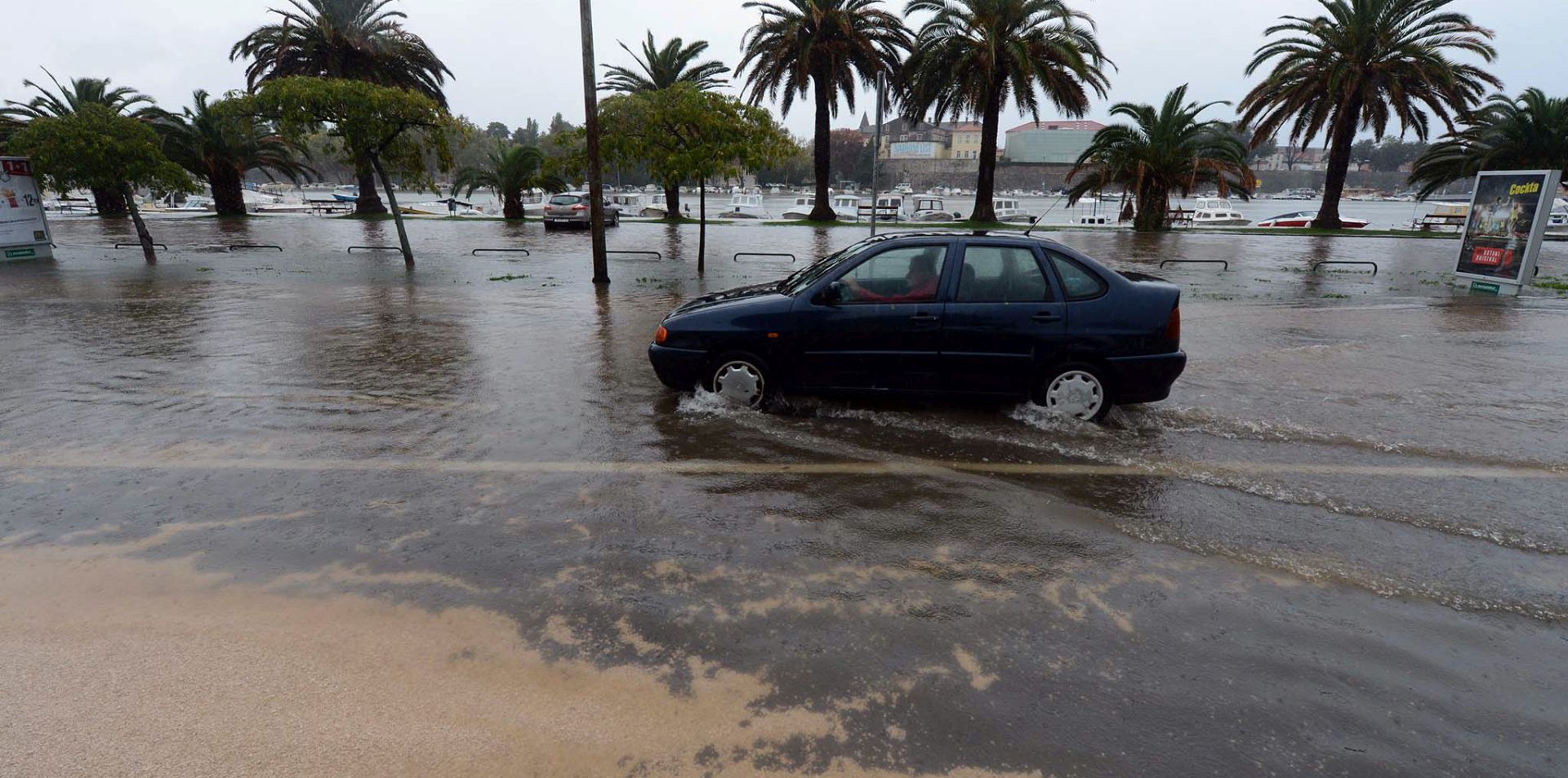 Zadar, 11.09.2017. - Obilna kia u Zadru poplavila je u ponedjeljak ujutro kuæe i podrume, zadarski upanijski centar 112 zatrpan je pozivima graðana, a iz Meteoroloke postaje Zadar izvijestili su da je od 8 do 10 ujutro u tom gradu palo oko 190 litara kie po metru èetvornom to je vie nego dvostruko od prosjeènih mjeseènih padalina od 98 litara. Na fotografiji poplavljena Branimirova obala.
foto HINA/ ml