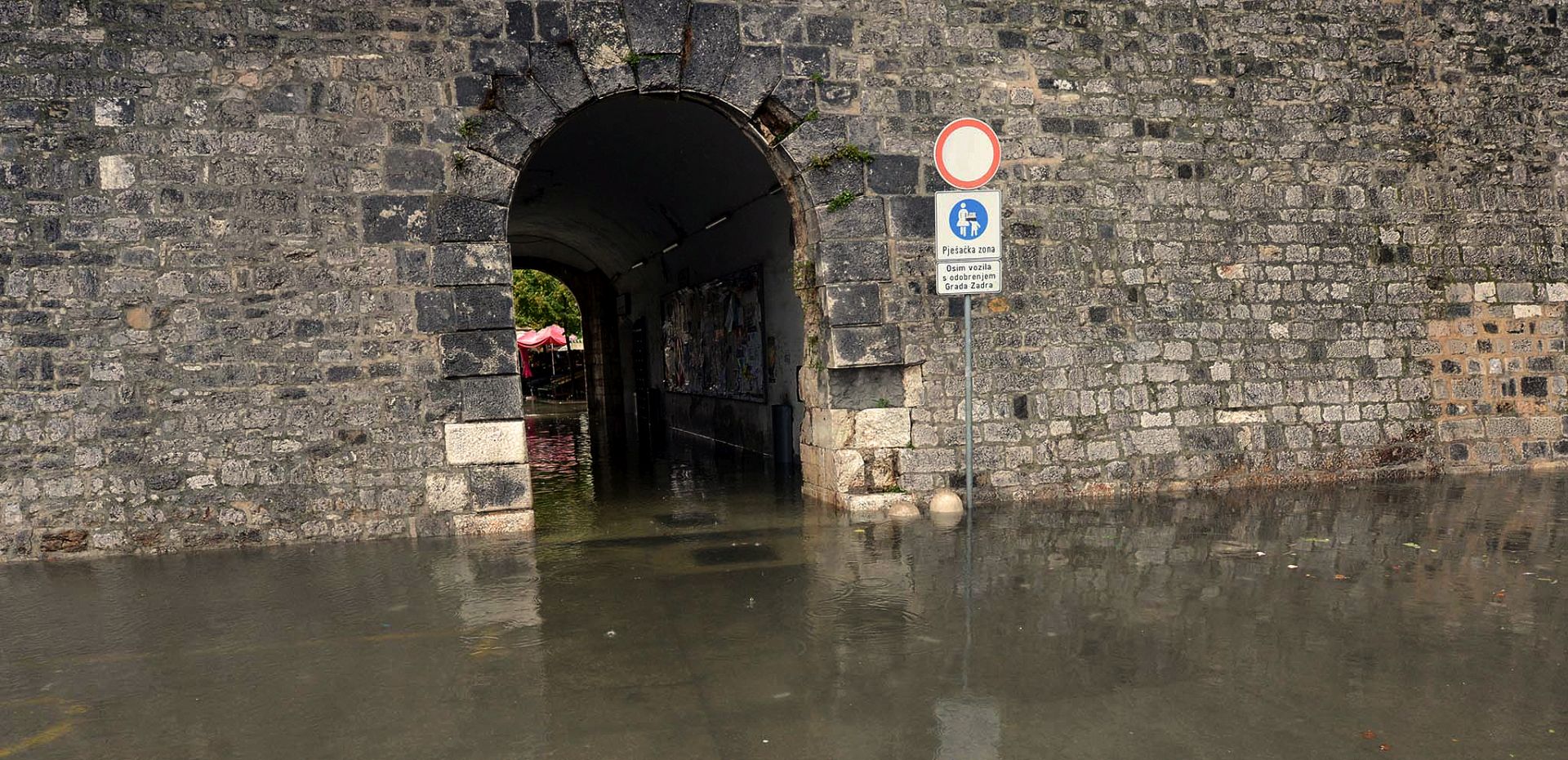 Zadar, 11.09.2017. - Obilna kia u Zadru poplavila je u ponedjeljak ujutro kuæe i podrume, zadarski upanijski centar 112 zatrpan je pozivima graðana, a iz Meteoroloke postaje Zadar izvijestili su da je od 8 do 10 ujutro u tom gradu palo oko 190 litara kie po metru èetvornom to je vie nego dvostruko od prosjeènih mjeseènih padalina od 98 litara. Na fotografiji poplavljen ulaz u pijacu.
foto HINA/ ml